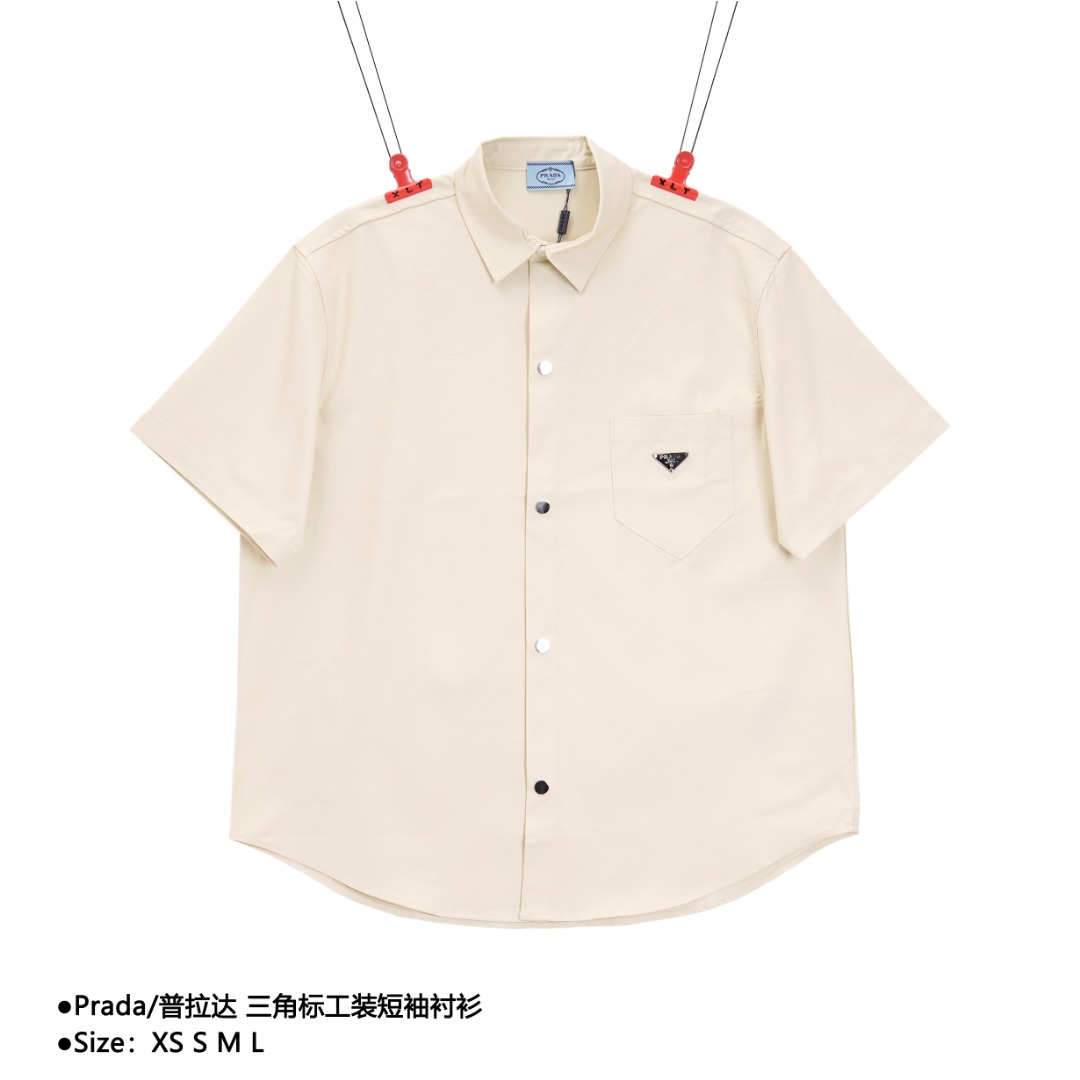 💰190
Prada/普拉达 三角标工装短袖衬衫
Size：XS S M L

2023春夏新款经典休闲工装衬衫 面料采用斜纹面布 口袋涂珐琅三角形金属徽标点缀  简约风一览无余  上身特别显白  男女同款

款式编号：AA-56056056020