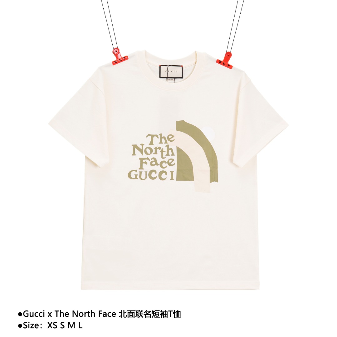💰130
Gucci x The North Face 北面联名短袖T恤
Size：XS S M L

采用16支100%纯棉230g面料；搭配32支1X1棉盖丝罗纹。面料采用进口染料定染，多次调配比例最大限度还原原版色效。面料、螺纹同缸无色差。绝非市面现成布料（市面布料与原版完全俩颜色），布料厚度一致。3D全彩扫描图案做菲林，保证印花图案还原程度达到最高，上下LOGO印花触摸质感强烈，印花材料采用环保活性水质浆料，打底防升华液，成衣耐水洗不脱浆，全手工缝制领标，全部一致，顶级代购版本，随意卖无惧品质压力

款式编号：CC-Q-AZ-56056056014
