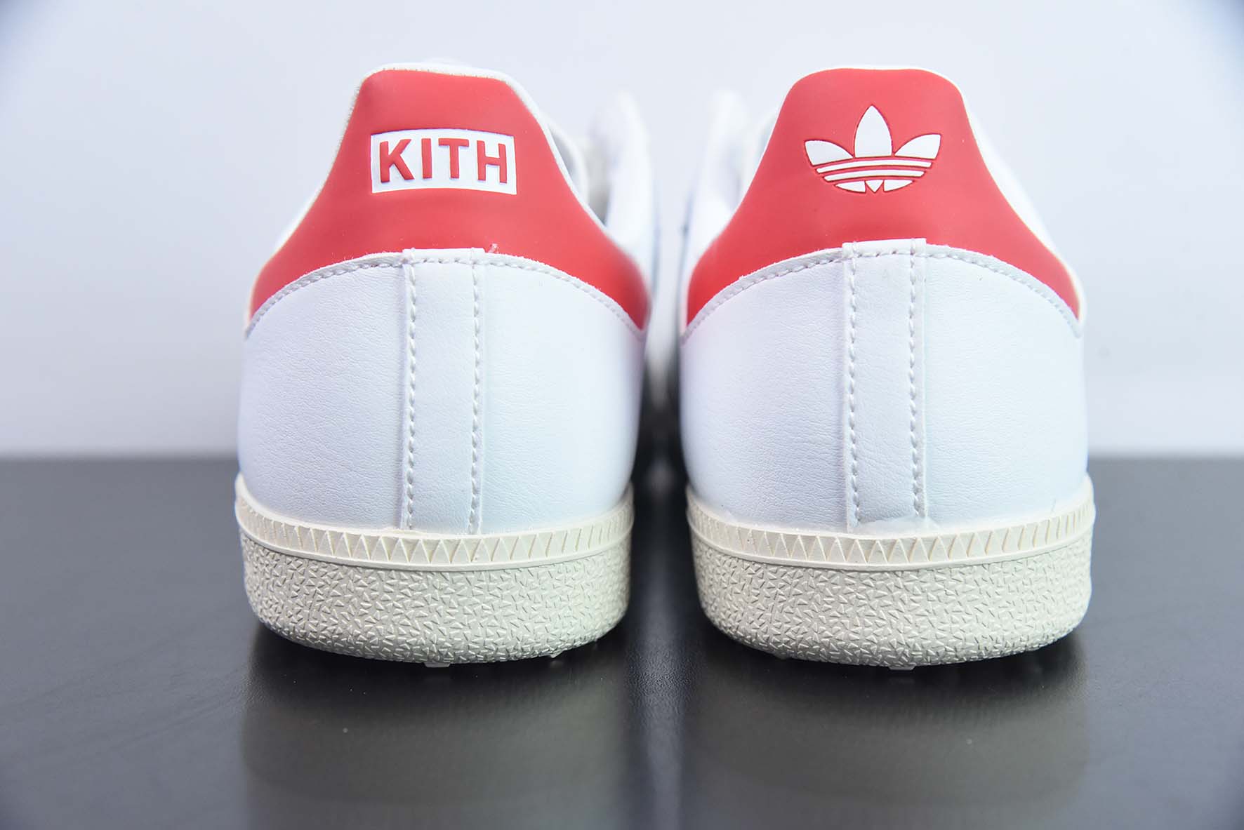 KITH x Adidas Originals Samba OG"Classics Program"桑巴舞系列绅士德训足球百搭皮革板鞋“联名白浅灰红尾烫金”货号：GY2544