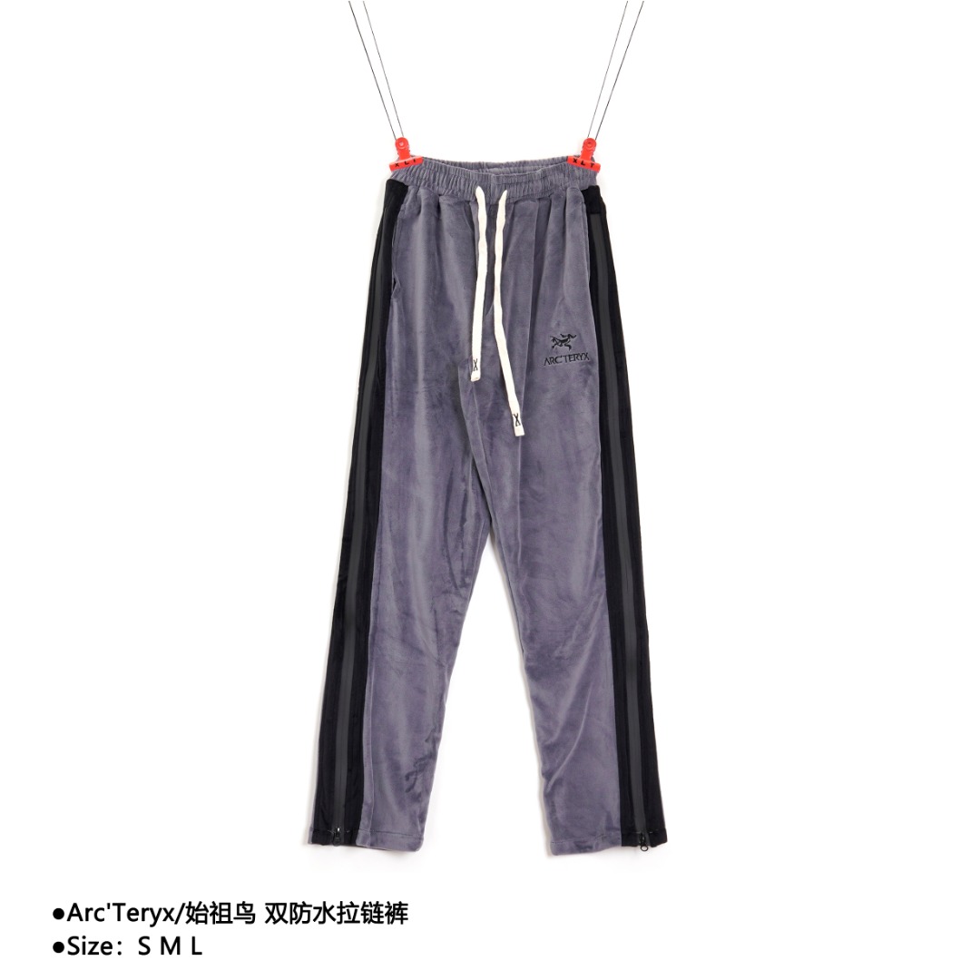Arc'Teryx/始祖鸟 双防水拉链裤 选用顶级银狐绒面料重工防水拉链双色互拼而成. 面料超柔软,肤感好到爆的一款春夏版鸟家长裤. 鸟家代工工厂生产,超高密度LOGO刺绣工艺❗ 双色可拉合防水拉链,拉链内侧加装防肤隔层.使用拉链时不会拉伤皮肤,三标齐全❗ 男女同款 款式编号:LL-56056056024