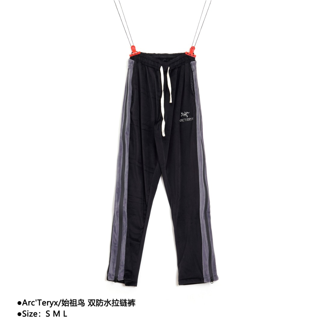 Arc'Teryx/始祖鸟 双防水拉链裤 选用顶级银狐绒面料重工防水拉链双色互拼而成. 面料超柔软,肤感好到爆的一款春夏版鸟家长裤. 鸟家代工工厂生产,超高密度LOGO刺绣工艺❗ 双色可拉合防水拉链,拉链内侧加装防肤隔层.使用拉链时不会拉伤皮肤,三标齐全❗ 男女同款 款式编号:LL-56056056024