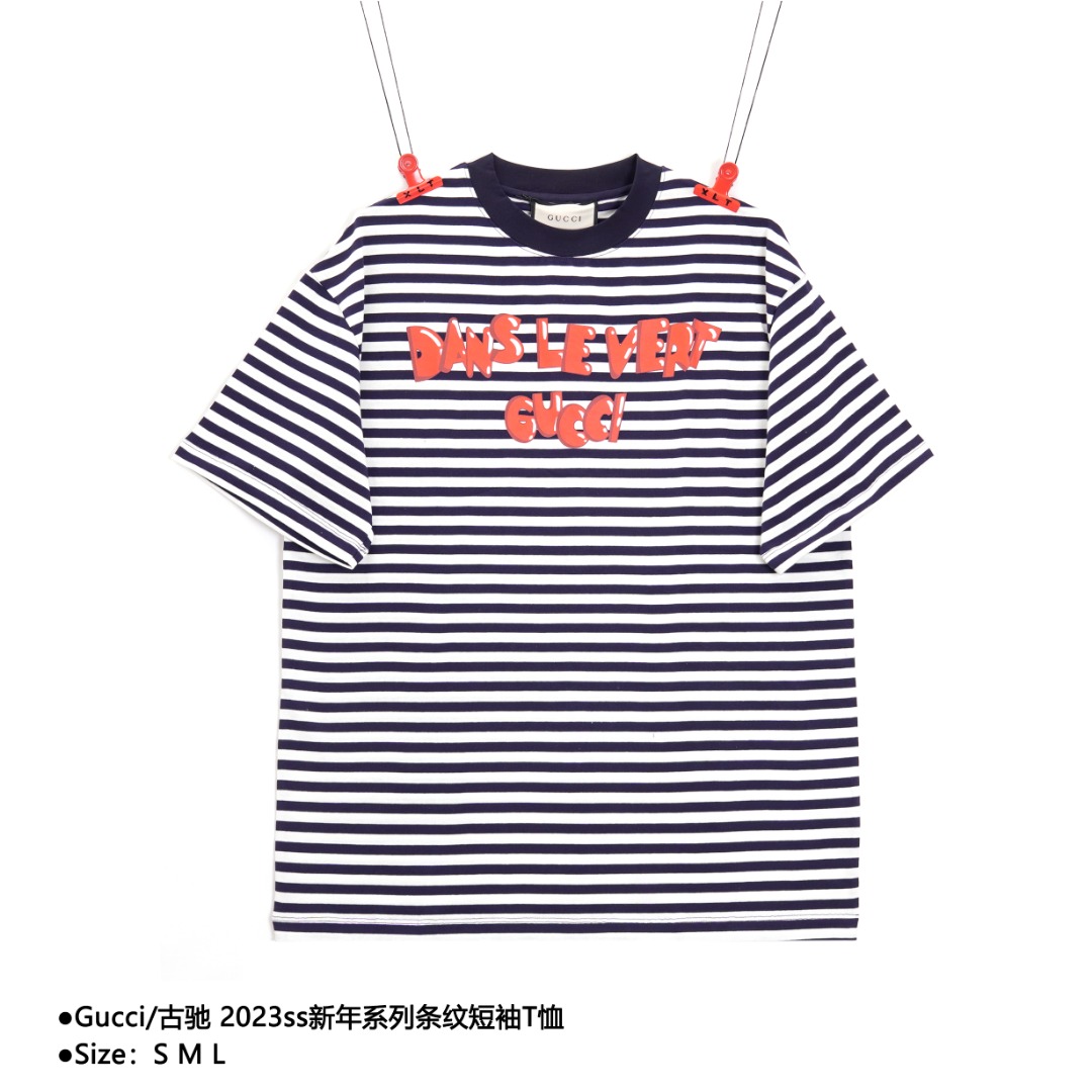Gucci/古驰 2023ss新年系列条纹短袖T恤 专柜6500订购原版1:1开发.为庆祝兔年新春的到来,品牌呈现一系列色彩靓丽的甄选成衣和配饰,并饰有各种充满怀旧意味的兔子图案.动物图案常见于Gucci系列,有时伴有品牌经典元素或花卉图案,表达品牌对大自然之美的热爱 蓝色和象牙色条纹针织棉布Dans Le Vert Gucci”卡通效果印花 款式编号:LL-56056056016