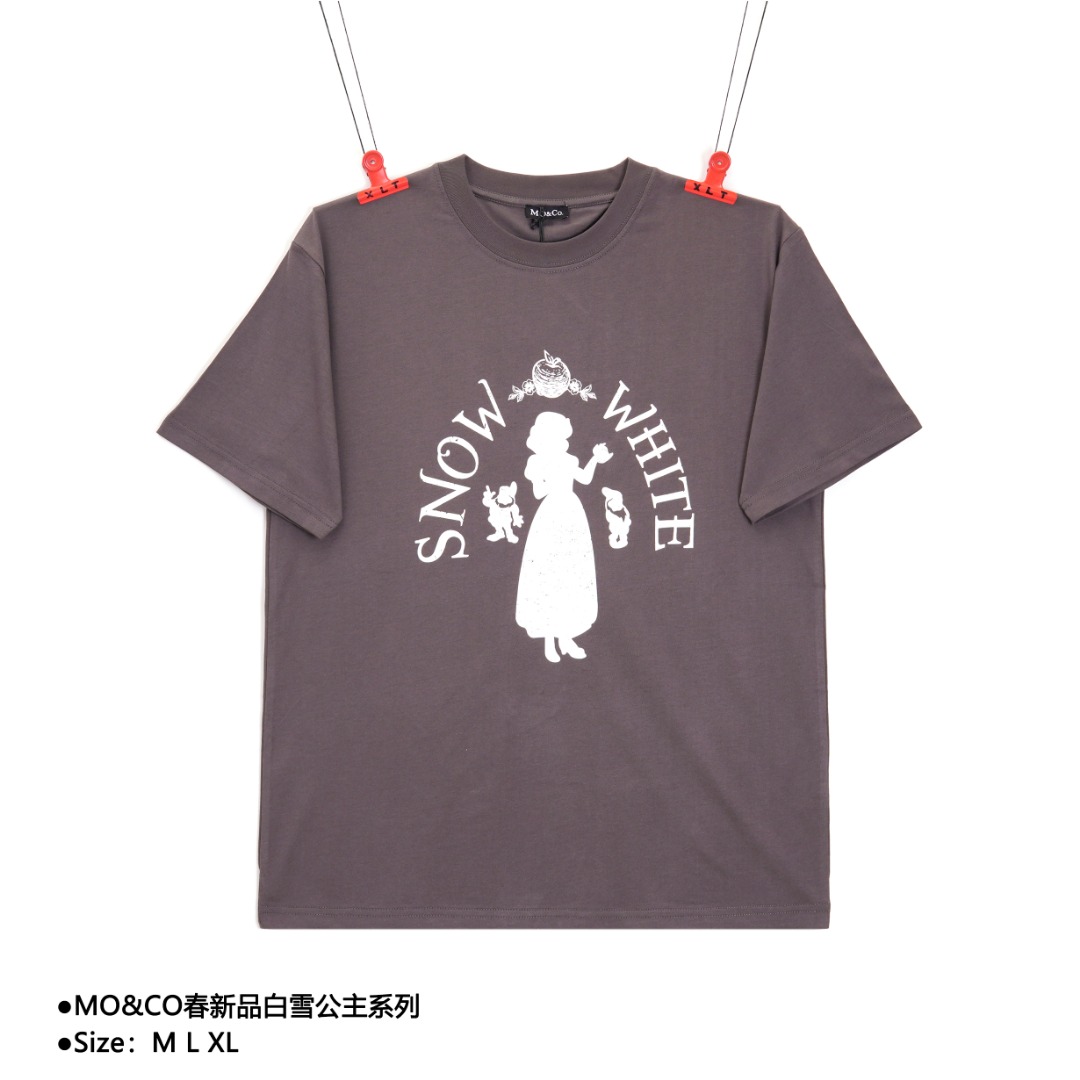💰120
MO&CO春新品白雪公主系列
Size:M L XL
MO&CO.推出迪士尼公主白雪公主系列,胶浆工艺x斑驳感处理,将白雪公主以剪影方式呈现在超酷T恤上,再塑灵动叛逆公主形象,背后英文印花强调主题调性,230克面料,所有辅料同原版
款式编号:Z-56056056013