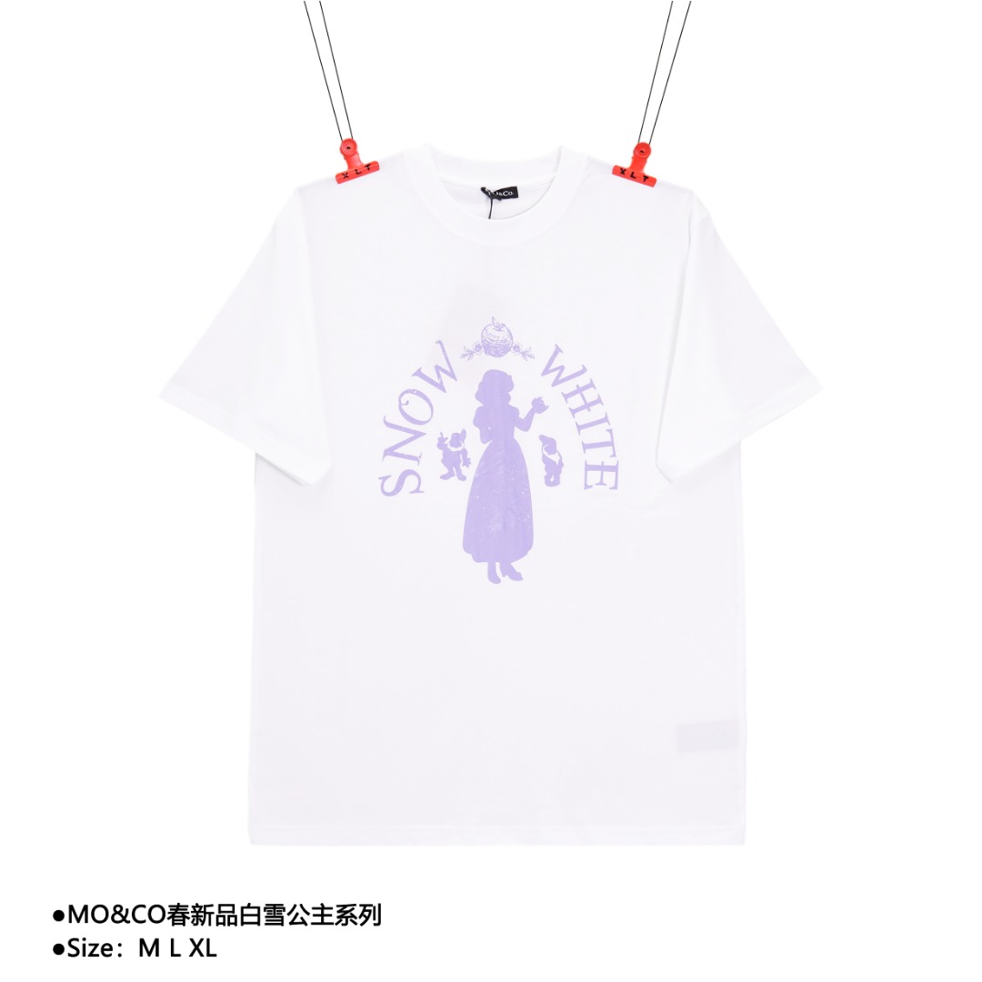 💰120
MO&CO春新品白雪公主系列
Size:M L XL
MO&CO.推出迪士尼公主白雪公主系列,胶浆工艺x斑驳感处理,将白雪公主以剪影方式呈现在超酷T恤上,再塑灵动叛逆公主形象,背后英文印花强调主题调性,230克面料,所有辅料同原版
款式编号:Z-56056056013