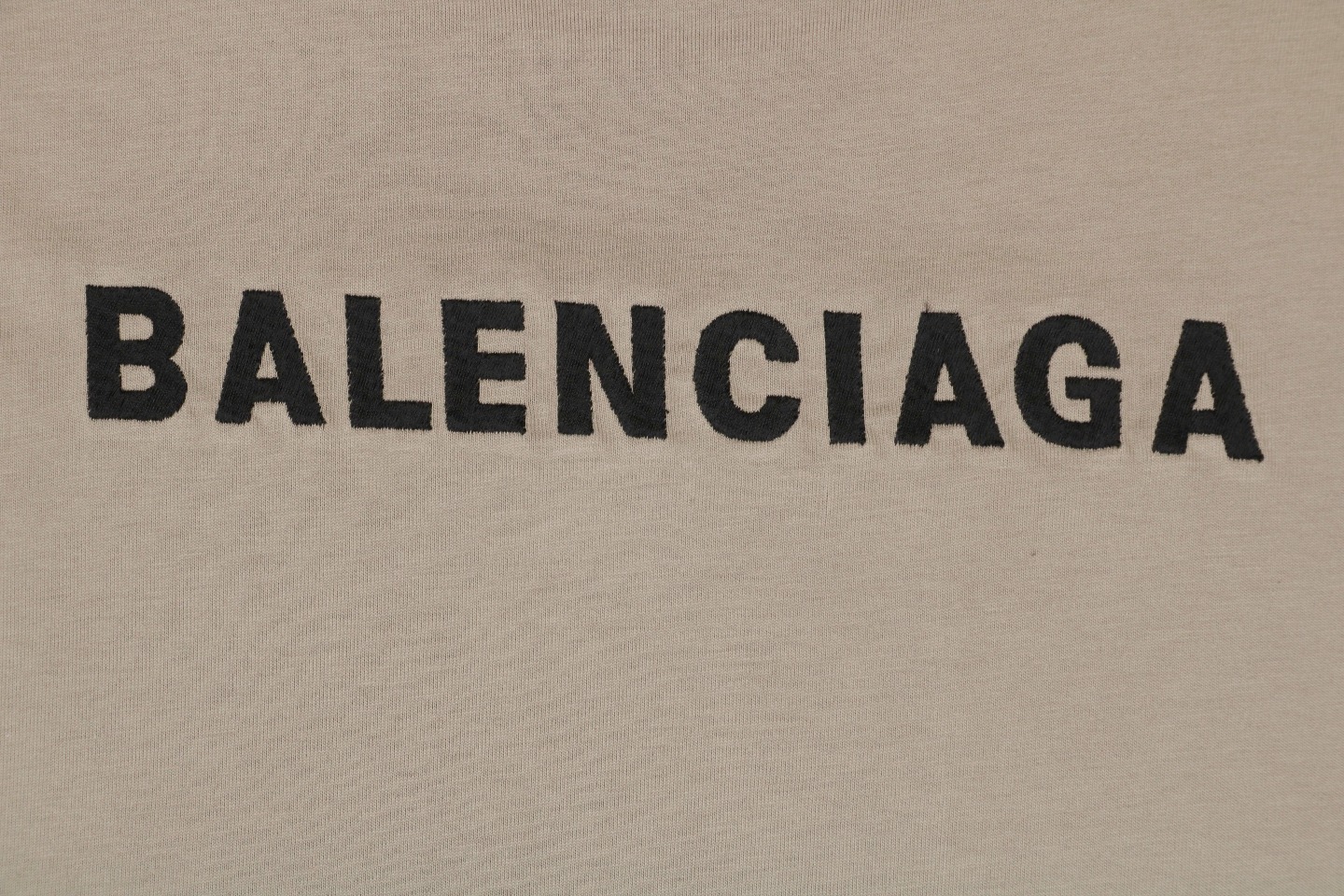 170 Balenciaga/巴黎世家 23ss 胸前小标前后标语字母刺绣短袖-卡其