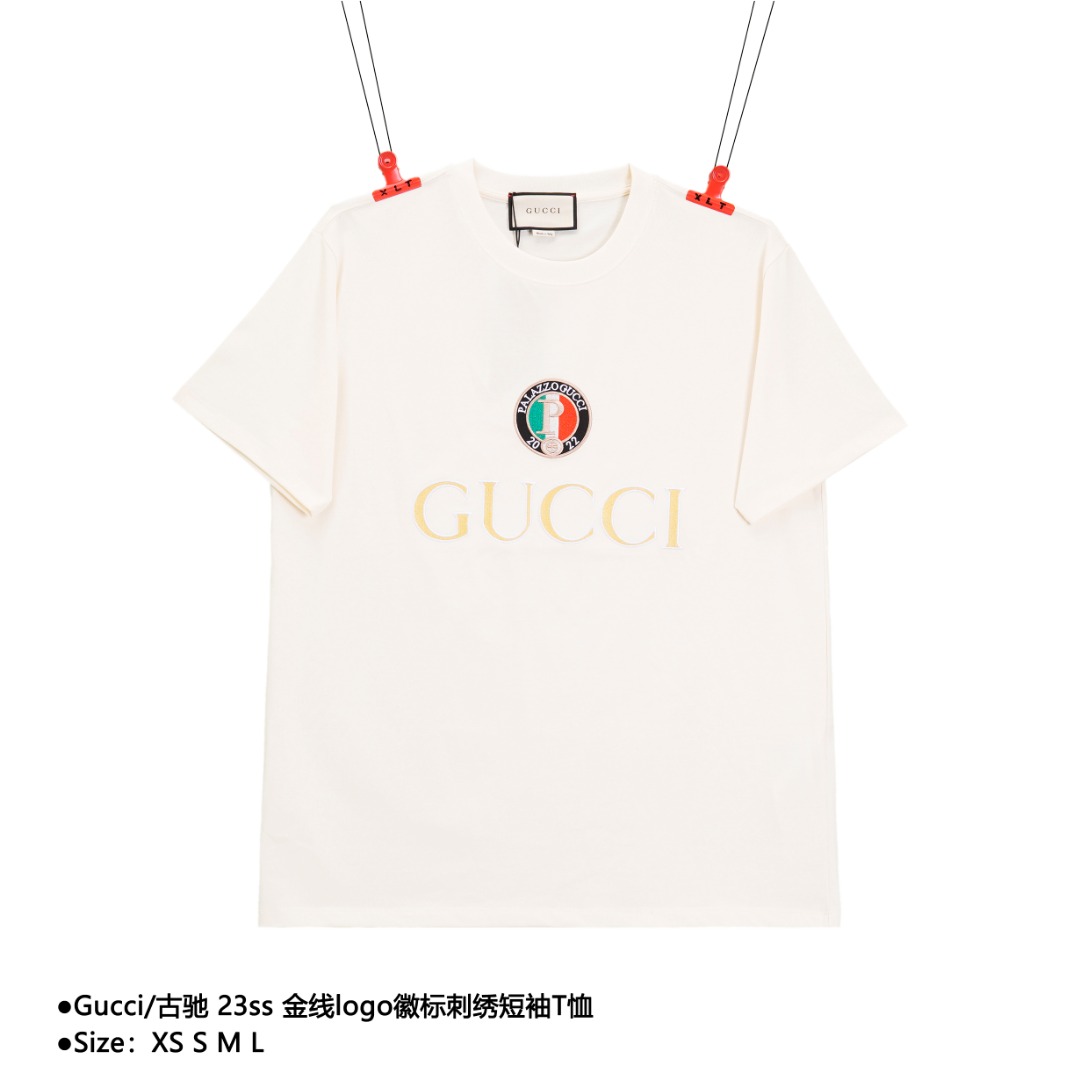 Gucci /古驰 23ss 金线logo徽标刺绣短袖T恤 面料定织订染版型无差.32支精梳棉针织棉布,260克重棉单面, 紧密赛络纺织造,跟以往的款式相比面料做了改变, 手感偏厚实,刺绣进口百灵达机器加持饱满度色度一致, 洗水标特制国专分码区别市面错版. 款式编号:E-560565015