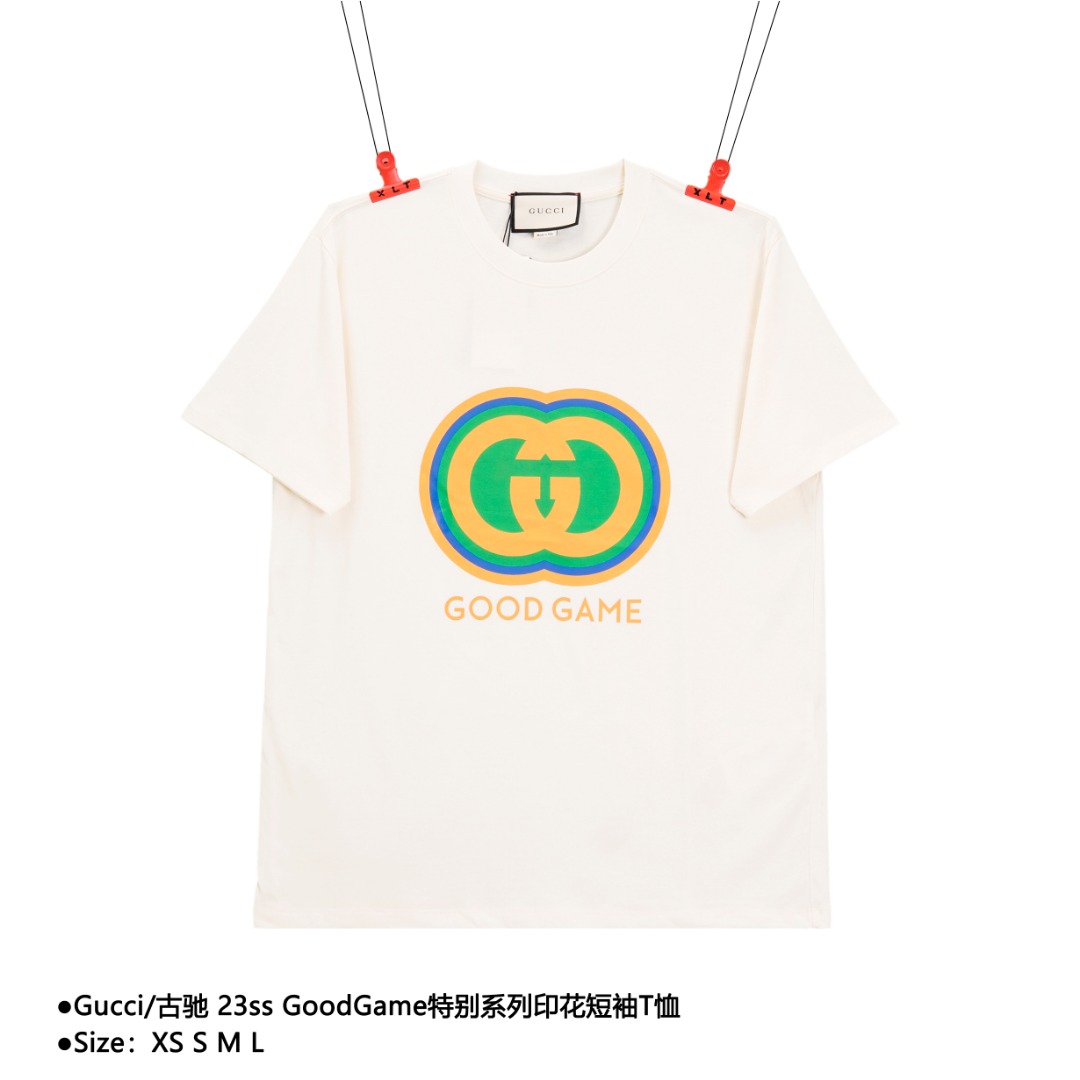 Gucci/古驰 23ss GoodGame特别系列印花短袖T恤 Good Game特别系列棉质T恤品牌创始人Guccio Gucci的姓名首字母组合在这一特别系列中演绎全新含义. “GG”(Good Game:玩得不错)是出色竞技精神的象征,展现电竞世界的正向价值. 透过当代视角呈现的首字母缩写趣味致意品牌运动休闲世界的起源,彰显与时俱进的Gucci传承. Gucci正迈向集电竞、自我表达、才华、自由和个性于一体的全新世界, 而这一离别礼赞精彩诠释Good Game特别系列的座右铭. 这款T恤采用280g精梳棉布制成,搭配系列经典标识. Good Game互扣式双G标识印花 款式编号:E-56056056015