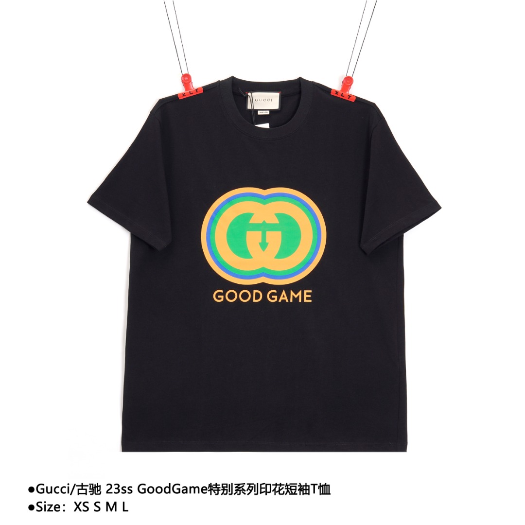 Gucci/古驰 23ss GoodGame特别系列印花短袖T恤 Good Game特别系列棉质T恤品牌创始人Guccio Gucci的姓名首字母组合在这一特别系列中演绎全新含义. “GG”(Good Game:玩得不错)是出色竞技精神的象征,展现电竞世界的正向价值. 透过当代视角呈现的首字母缩写趣味致意品牌运动休闲世界的起源,彰显与时俱进的Gucci传承. Gucci正迈向集电竞、自我表达、才华、自由和个性于一体的全新世界, 而这一离别礼赞精彩诠释Good Game特别系列的座右铭. 这款T恤采用280g精梳棉布制成,搭配系列经典标识. Good Game互扣式双G标识印花 款式编号:E-56056056015