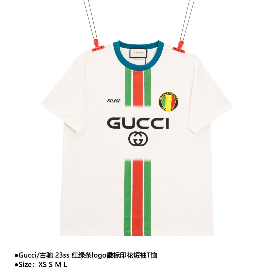 Gucci/古驰 23ss 红绿条logo徽标印花短袖T恤 面料定织订染版型无差.32支精梳棉针织棉布,280克重棉单面, 紧密赛络纺织造,跟以往的款式相比面料做了改变,手感偏厚实, 前幅红绿条徽标logo印花,后幅数字logo印花,非常醒目gucci元素. 男女同款,炸街单品! 款式编号:E-56506056015