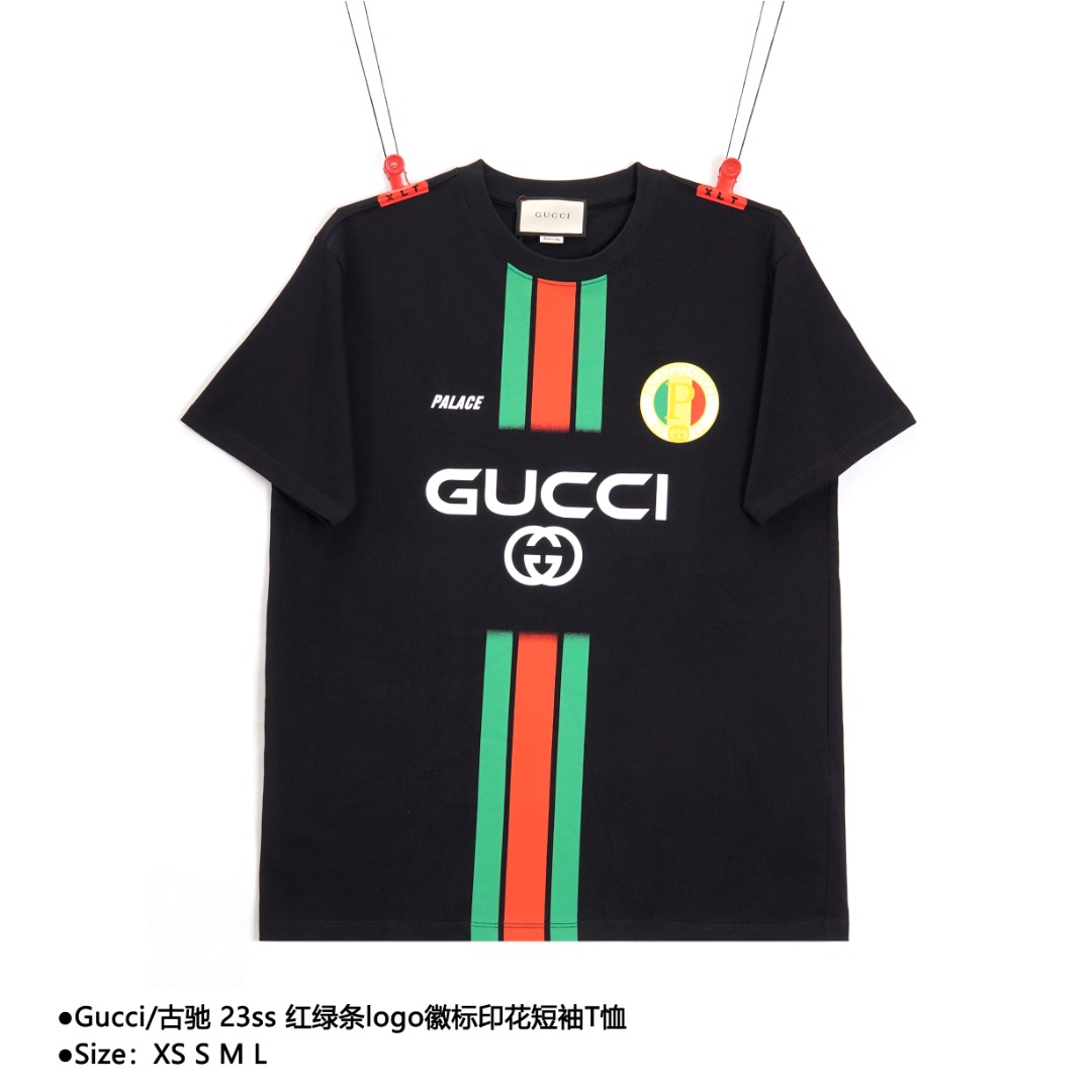 Gucci/古驰 23ss 红绿条logo徽标印花短袖T恤 面料定织订染版型无差.32支精梳棉针织棉布,280克重棉单面, 紧密赛络纺织造,跟以往的款式相比面料做了改变,手感偏厚实, 前幅红绿条徽标logo印花,后幅数字logo印花,非常醒目gucci元素. 男女同款,炸街单品! 款式编号:E-56506056015