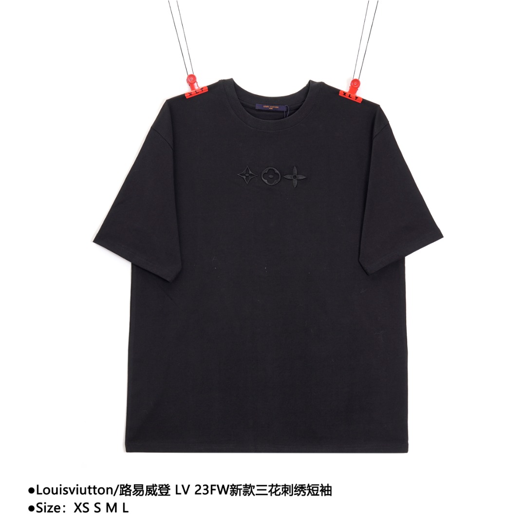 Louisviutton/路易威登 LV 23FW新款三花刺绣短袖 面料采用32支300g精梳棉面料 经过缩水+水洗软化工艺使得面料柔软不失垂感 三花图案采用进口百灵达刺绣 做工工整 立体 一比一高端复刻 男女同款 款式编号:PP-56056056015