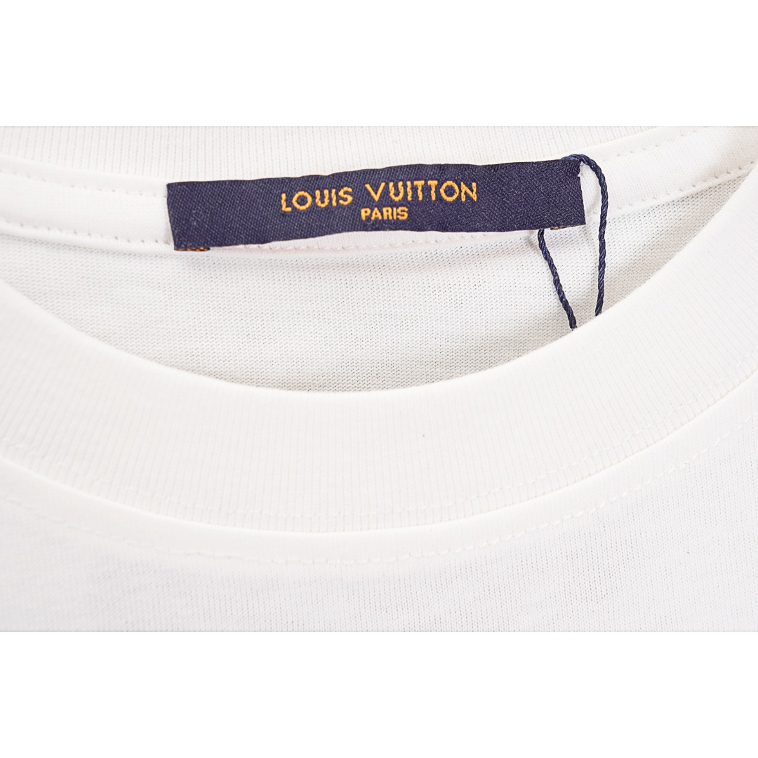 Louisviutton/路易威登 LV 23FW新款三花刺绣短袖 面料采用32支300g精梳棉面料 经过缩水+水洗软化工艺使得面料柔软不失垂感 三花图案采用进口百灵达刺绣 做工工整 立体 一比一高端复刻 男女同款 款式编号:PP-56056056015