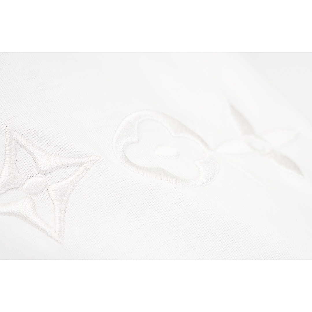 Louisviutton/路易威登 LV 23FW新款三花刺绣短袖 面料采用32支300g精梳棉面料 经过缩水+水洗软化工艺使得面料柔软不失垂感 三花图案采用进口百灵达刺绣 做工工整 立体 一比一高端复刻 男女同款 款式编号:PP-56056056015