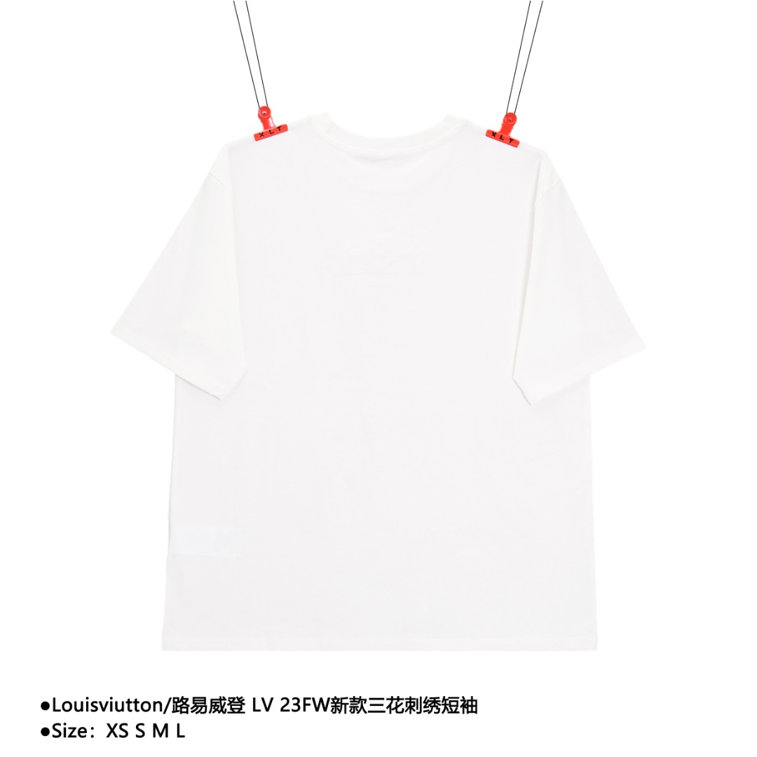 Louisviutton/路易威登 LV 23FW新款三花刺绣短袖 面料采用32支300g精梳棉面料 经过缩水+水洗软化工艺使得面料柔软不失垂感 三花图案采用进口百灵达刺绣 做工工整 立体 一比一高端复刻 男女同款 款式编号:PP-56056056015