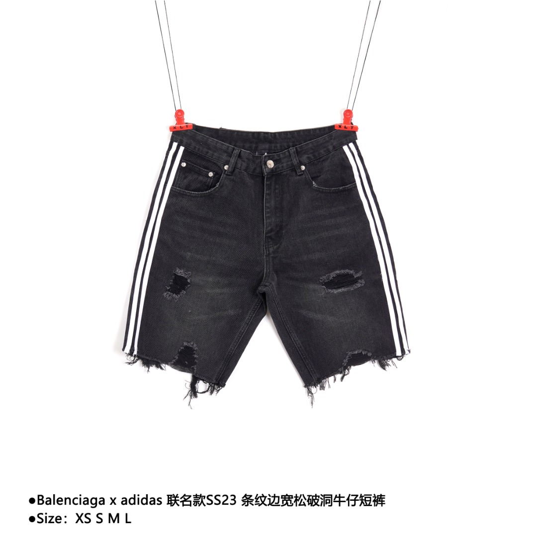 💰230
Balenciaga x adidas 联名款SS23 条纹边宽松破洞牛仔短裤
Size:XS S M L
Balenciaga x adidas originals 联名款破洞设计搭配条纹撞色,融洽的非常和谐好看,超酷质感,洗水复古效果,糜烂精工磨破,每一处细节都体现出品质与追求,日常通勤搭配的必备单品之一,上身效果简直太好看了,三道杠绝对是今年夏天必爆单品,时尚男女同款牛仔短裤!
款式编号:PP-5605605024