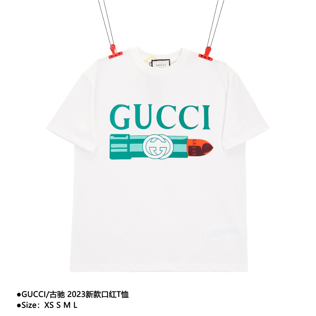 💰140
GUCCI/古驰 2023新款口红T恤
Size：XS S M L

定制定染高克重原版面料，双纱纯棉面料，1-1工艺制作，宽松oversize版型，欧版大版型 男女同款，区别市场版本

款式编号：WJ-650656015
