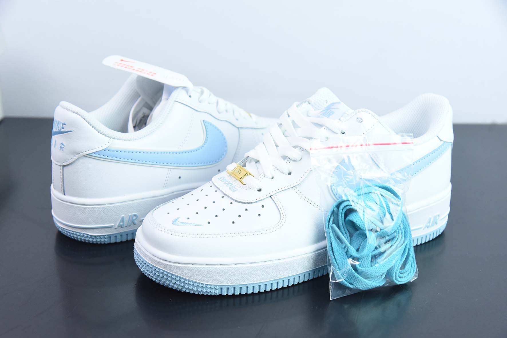 Air Force 1 '07 Low QS"White/Ice Blue Mini Swoosh"空军一号经典低帮百搭休闲运动板鞋“皮革白冰蓝刺绣小钩子” 货号：CV5696-962