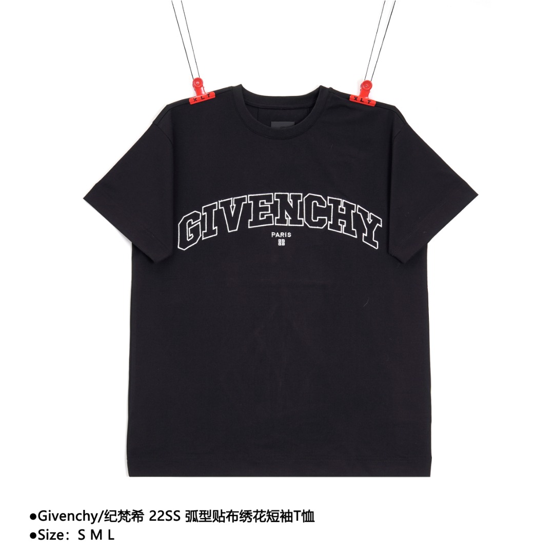 Givenchy/纪梵希 22SS 弧型贴布绣花短袖T恤 原版黑色价格4690购入打版,50支丝光双股面料,配套1x1同缸染色螺纹,面料爽薄透气与螺纹无色差,嗦罗纳螺纹赋予一种光泽质感.激光贴布绣花工艺,本款产品胸口不是简单的平绣,首先本布先复合胶水后用激光裁剪出每一个图案的形状然后绣花先打底在人工一个个贴上图案,最后绣花在包边收尾! 款式编号:A-26056056014
