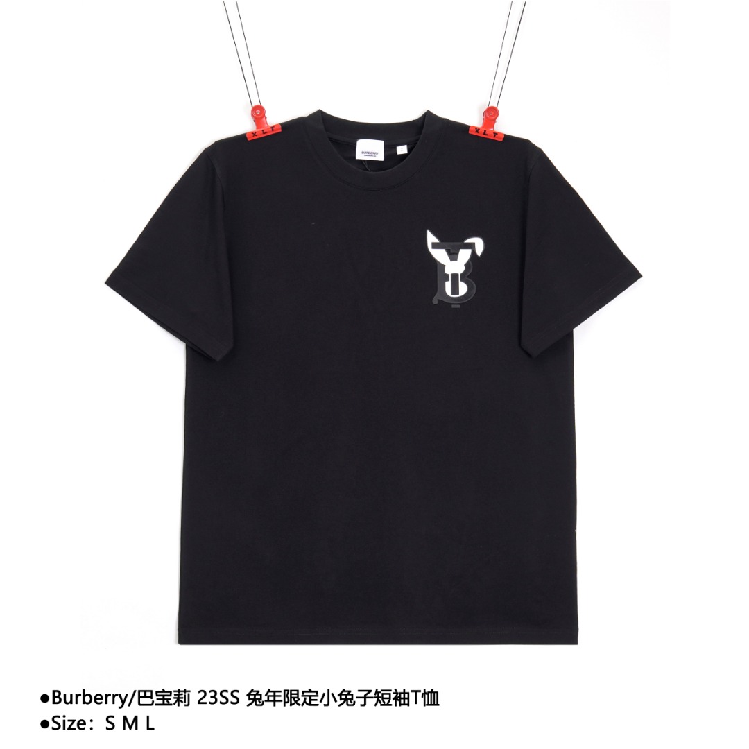 💰130
Burberry/巴宝莉 23SS 兔年限定小兔子短袖T恤
Size：S M L

采用定制190g32支特滑双股精棉平纹高密无尘全棉面料，胸前TPU刻字膜材质高温压胶显纹路，图案轮廓采用进口环保PU发泡硅胶材质，对版采用哑光黑，激光切割机定位压胶。定制辅料。

款式编号：A-5605600114