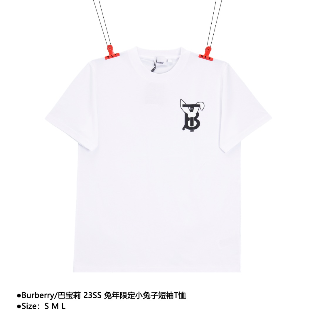 💰130
Burberry/巴宝莉 23SS 兔年限定小兔子短袖T恤
Size：S M L

采用定制190g32支特滑双股精棉平纹高密无尘全棉面料，胸前TPU刻字膜材质高温压胶显纹路，图案轮廓采用进口环保PU发泡硅胶材质，对版采用哑光黑，激光切割机定位压胶。定制辅料。

款式编号：A-5605600114