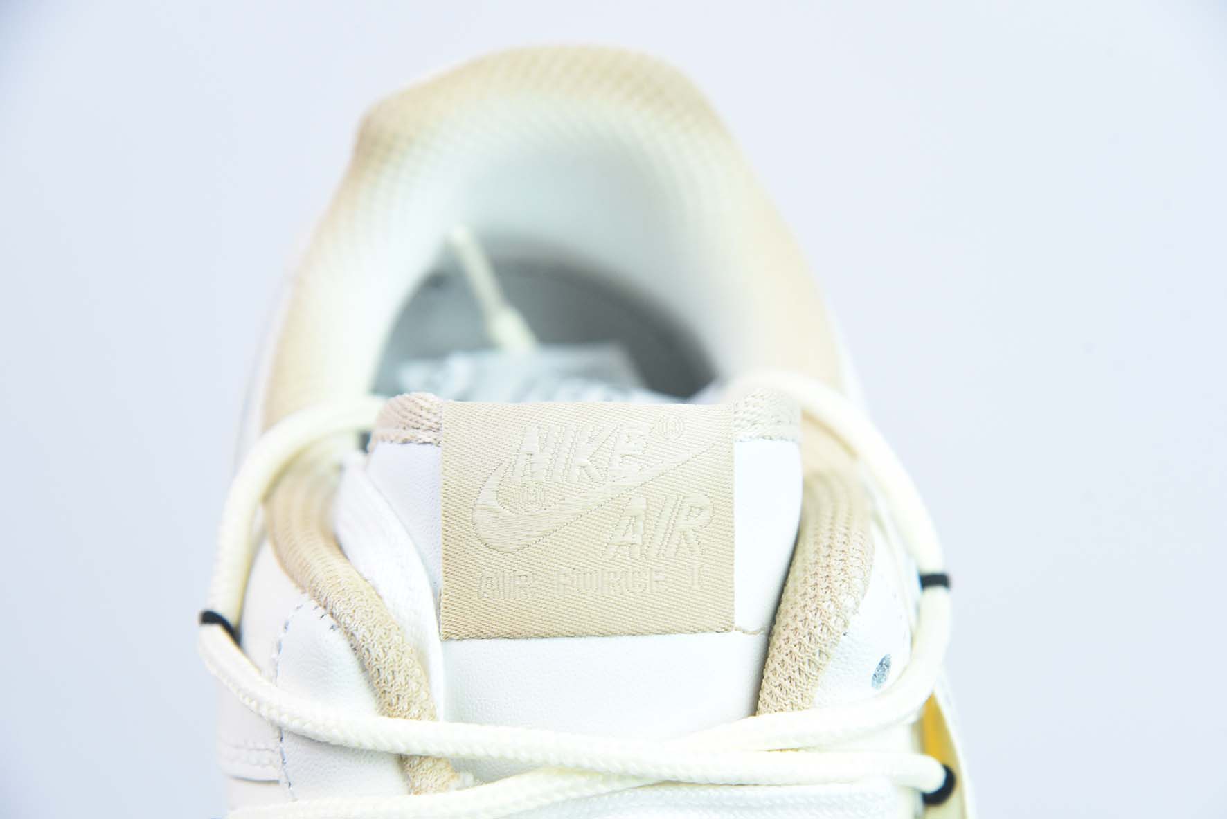 Nike Air Force 1 AF1 空军一号/低帮 米白 笑脸 货号：CW2288-111