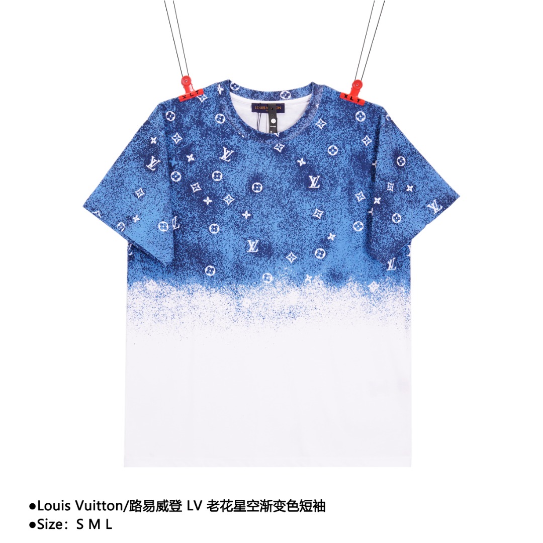 💰140
Louis Vuitton/路易威登 LV 老花星空渐变色短袖
Size：S M L

渠道夏季限定配色，星空渐变色更显气质 搭配上比纯色T恤更通勤，更高级！客供定织230g高克重针织纯棉布料子 扎实的手感，亲肤感极好，面料自带挺括让着穿效果更出色，更显型 工艺是渐变拔印后续经高温洗水4次才能达到的绝佳效果 老花星空元素占据上半身，下半身用浅淡的灰色来过渡 达到绝美的层次效果 OS宽松版型裁剪，上身俐落大方，时尚感强！属于男生女生都不可缺少的一款品质感爆款TEE! 男女同款

款式编号：CC-560560615