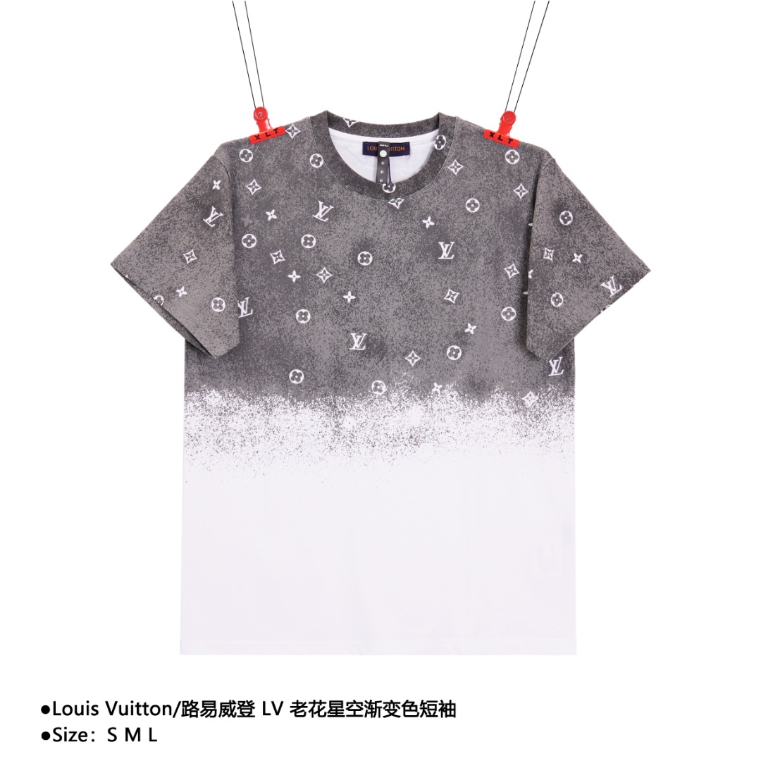 💰140
Louis Vuitton/路易威登 LV 老花星空渐变色短袖
Size：S M L

渠道夏季限定配色，星空渐变色更显气质 搭配上比纯色T恤更通勤，更高级！客供定织230g高克重针织纯棉布料子 扎实的手感，亲肤感极好，面料自带挺括让着穿效果更出色，更显型 工艺是渐变拔印后续经高温洗水4次才能达到的绝佳效果 老花星空元素占据上半身，下半身用浅淡的灰色来过渡 达到绝美的层次效果 OS宽松版型裁剪，上身俐落大方，时尚感强！属于男生女生都不可缺少的一款品质感爆款TEE! 男女同款

款式编号：CC-560560615