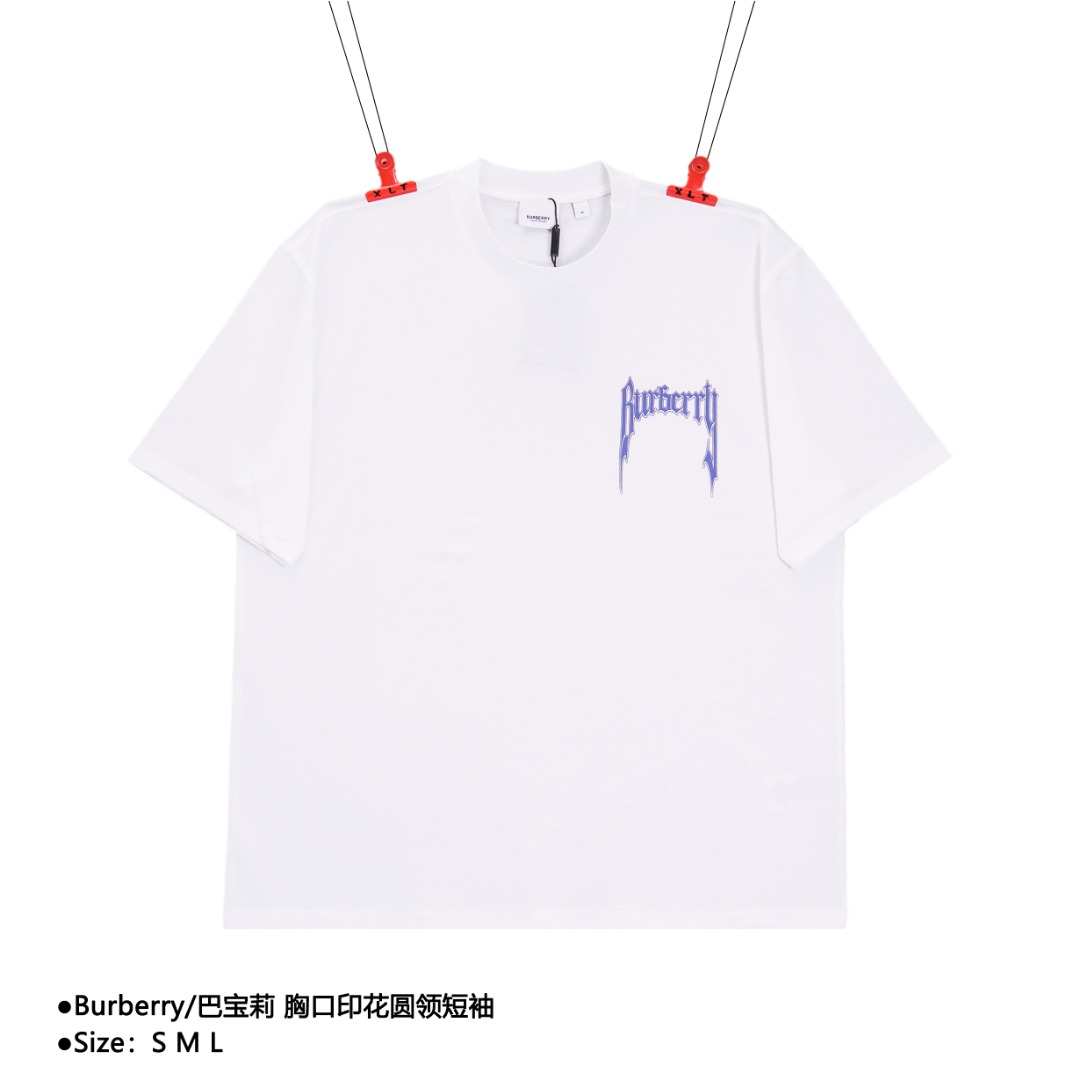 💰130
Burberry/巴宝莉  胸口印花圆领短袖
Size：S M L

对色定染麻棉面料、字母印花图案、水墨胶印花工艺、全套辅料配备！采用16S麻棉克重230G ；搭配20S双纱1×1螺纹，克重300g。区别于普通宽的面料克重，整件加入了微棉麻手感效果，跟原版十足手感；结构非常饱满，悬垂性特别好。水墨印染工艺通俗来说是活性染料溶于水后的液态印染，水墨胶具备传印性优良，印品耐水性强耐磨性佳，印刷稳定性好。印花整体效果色含量高粘度适中，色彩鲜艳色含量高，色彩饱满，光泽度好。 

款式编号：CC-565656014