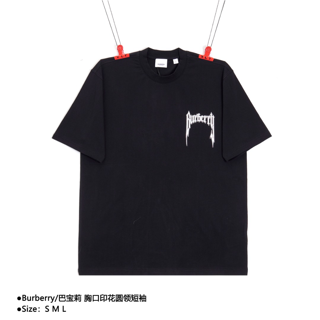 💰130
Burberry/巴宝莉  胸口印花圆领短袖
Size：S M L

对色定染麻棉面料、字母印花图案、水墨胶印花工艺、全套辅料配备！采用16S麻棉克重230G ；搭配20S双纱1×1螺纹，克重300g。区别于普通宽的面料克重，整件加入了微棉麻手感效果，跟原版十足手感；结构非常饱满，悬垂性特别好。水墨印染工艺通俗来说是活性染料溶于水后的液态印染，水墨胶具备传印性优良，印品耐水性强耐磨性佳，印刷稳定性好。印花整体效果色含量高粘度适中，色彩鲜艳色含量高，色彩饱满，光泽度好。 

款式编号：CC-565656014