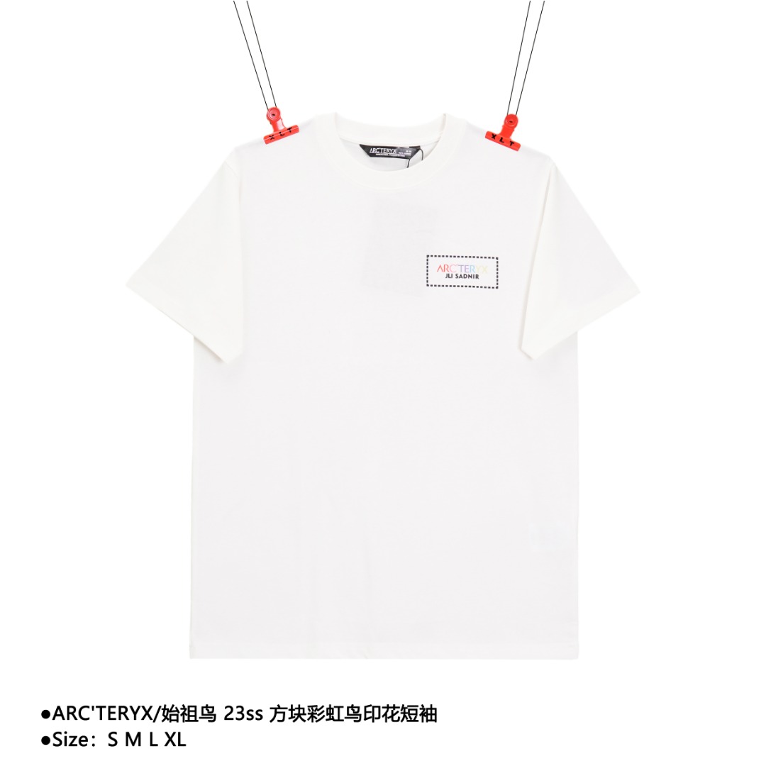 💰140
ARC'TERYX/始祖鸟 23ss 方块彩虹鸟印花短袖
Size：S M L XL

前后方块，彩虹色鸟家字母+LOGO，数码印花，逼真立体，经典百搭不过时，时尚有活力，定织定染高克重面料，1-1工艺制作

款式编号：ZZ-56056056015