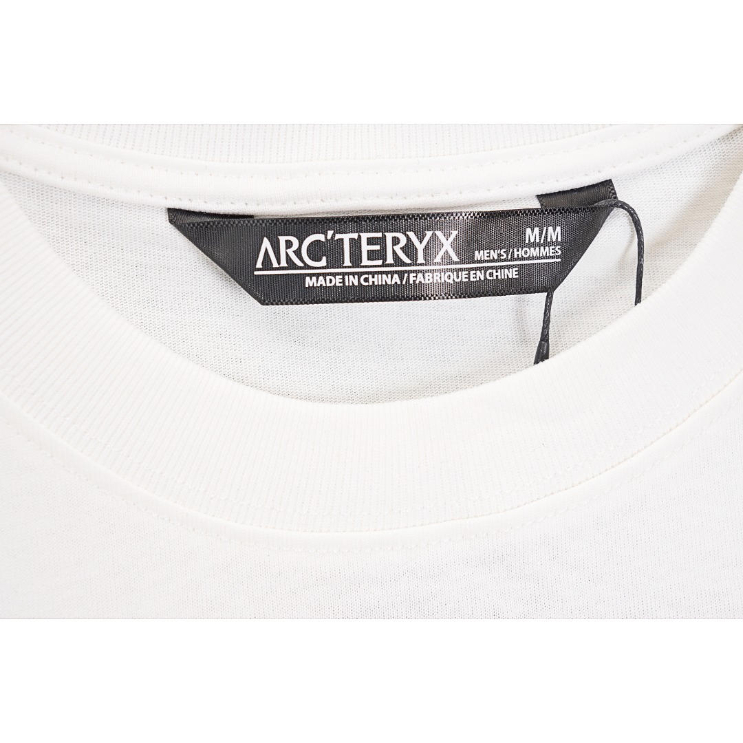 💰140
ARC'TERYX/始祖鸟 23ss 方块彩虹鸟印花短袖
Size：S M L XL

前后方块，彩虹色鸟家字母+LOGO，数码印花，逼真立体，经典百搭不过时，时尚有活力，定织定染高克重面料，1-1工艺制作

款式编号：ZZ-56056056015