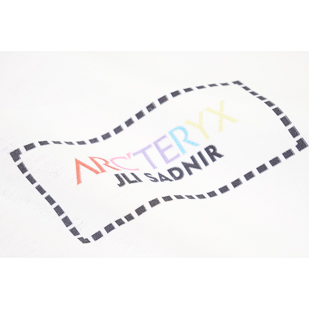 💰140
ARC'TERYX/始祖鸟 23ss 方块彩虹鸟印花短袖
Size：S M L XL

前后方块，彩虹色鸟家字母+LOGO，数码印花，逼真立体，经典百搭不过时，时尚有活力，定织定染高克重面料，1-1工艺制作

款式编号：ZZ-56056056015