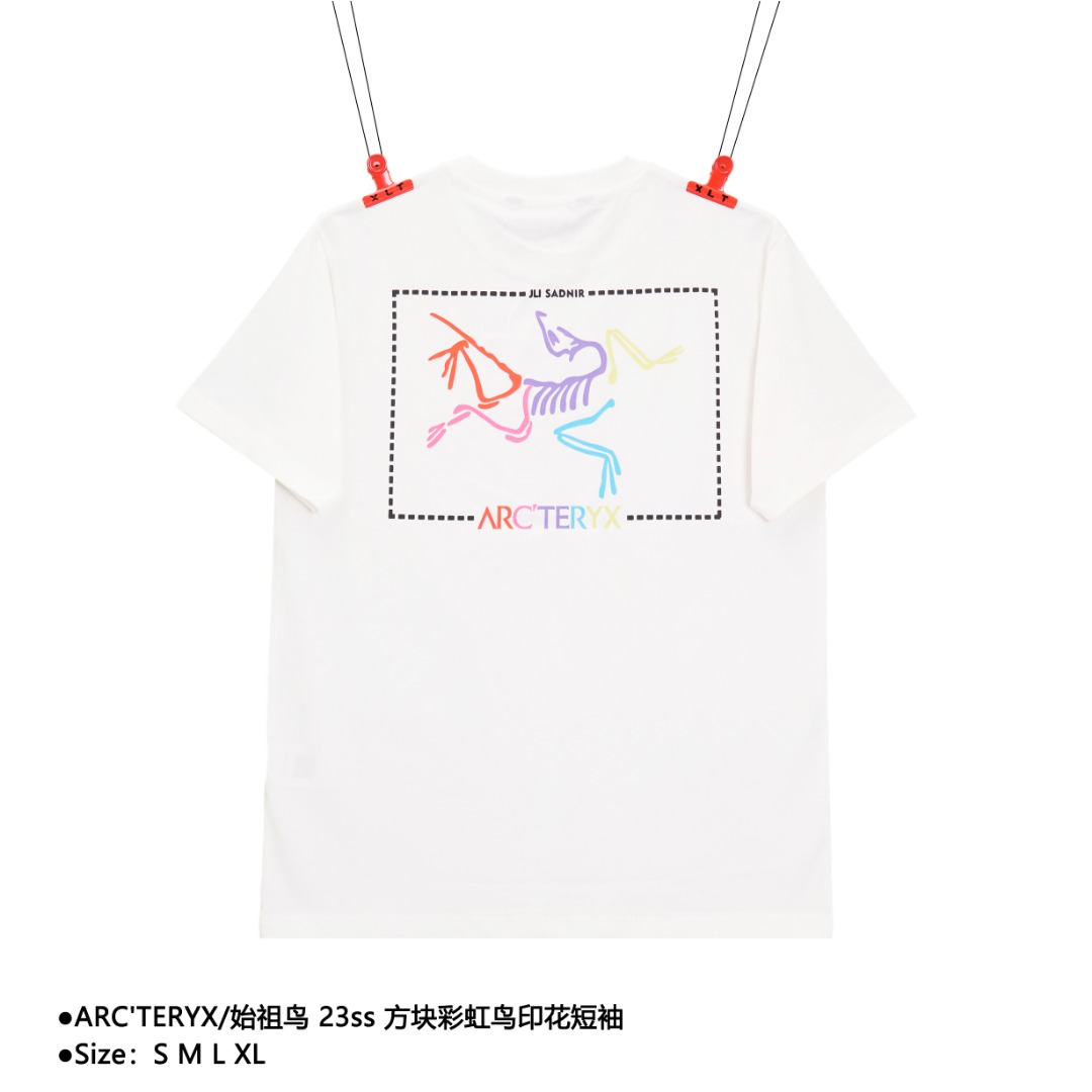 💰140
ARC'TERYX/始祖鸟 23ss 方块彩虹鸟印花短袖
Size：S M L XL

前后方块，彩虹色鸟家字母+LOGO，数码印花，逼真立体，经典百搭不过时，时尚有活力，定织定染高克重面料，1-1工艺制作

款式编号：ZZ-56056056015
