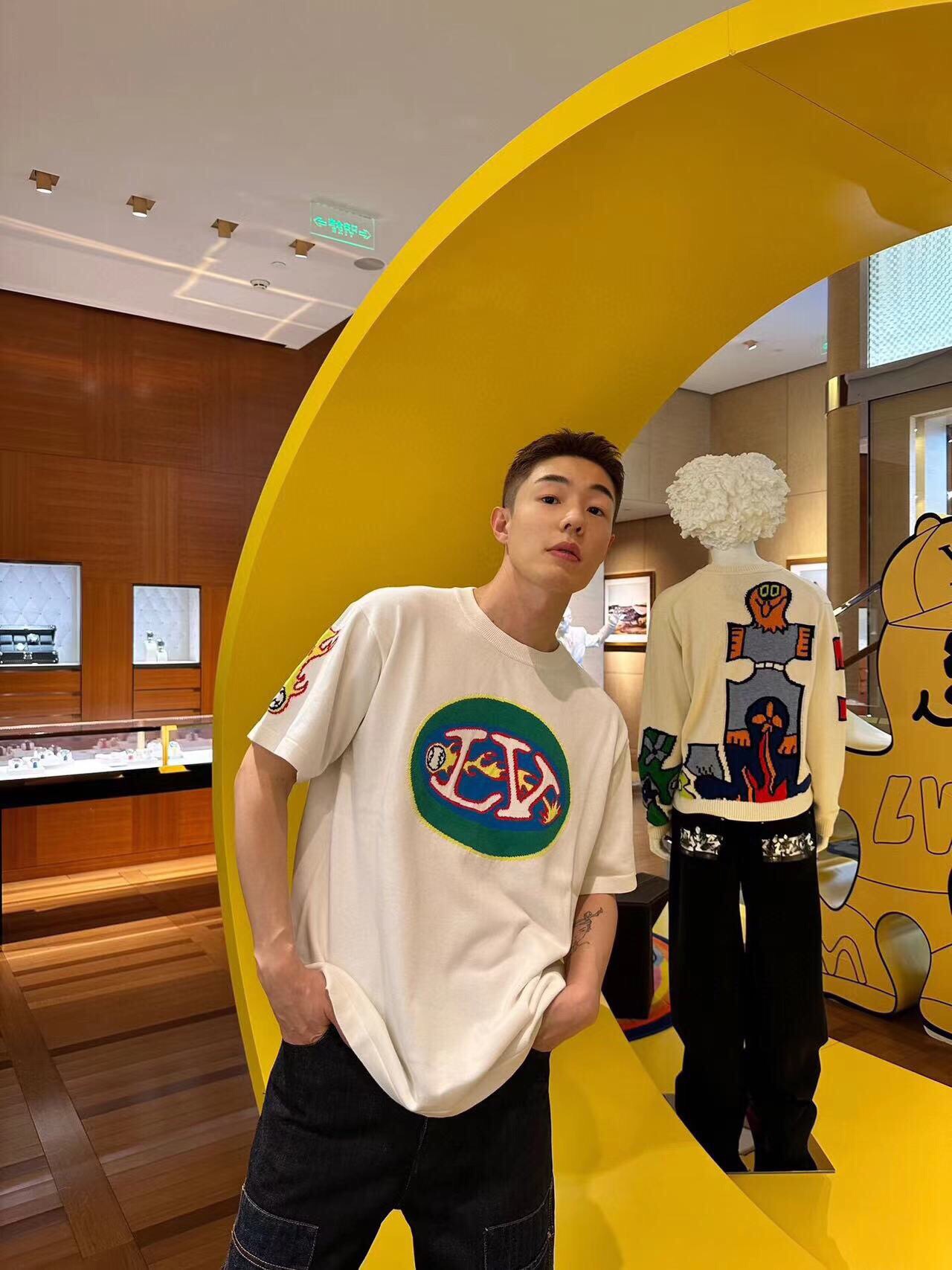 上身素材# Louis Vuitton/路易威登 LV 限定秀款嵌花火焰提花针织短袖T恤