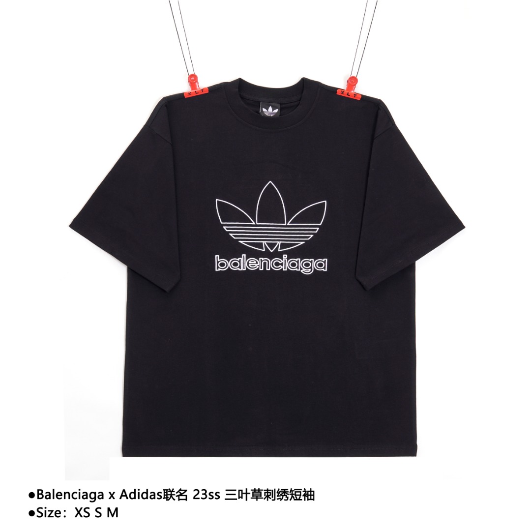 💰150
Balenciaga x Adidas联名 23ss 三叶草刺绣短袖
Size:XS S M
采用16支精梳赛络纺平纹布对板环保硫化染色,成衣克重330克,无尘烧毛加食毛工艺,确保布面清晰上身无尘,环保硫化染色,无尘烧毛加食毛工艺,确保布面清晰上身无尘,配套螺纹16S搭配十字架拉架螺纹,这款难度在于刺绣,采用水溶棉中空立体绣,进口百灵达绣花机棉线绣花,大面积的绣花部位需要消耗大尺寸的水溶棉,后期水洗溶解水溶棉的时间跟水洗次数的后道工序繁多,如有处理不干净的未溶解的棉胶附着在衣服上的话,整件衣服都会直接报废,单单从工序来说就是款耗时耗力的款式,版型效果全部还原,后领双层走线针车牢固紧实,肩部双链条走线,下摆收线紧实,面料垂感十足,对版一致,定做编号水洗,只为客户呈现每一个细节
款式编号:L-5605600016
