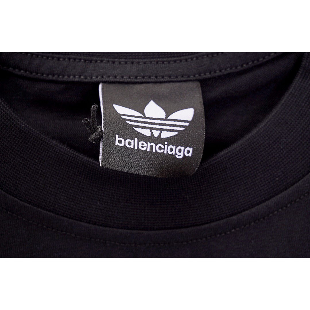 💰150
Balenciaga x Adidas联名 23ss 三叶草刺绣短袖
Size:XS S M
采用16支精梳赛络纺平纹布对板环保硫化染色,成衣克重330克,无尘烧毛加食毛工艺,确保布面清晰上身无尘,环保硫化染色,无尘烧毛加食毛工艺,确保布面清晰上身无尘,配套螺纹16S搭配十字架拉架螺纹,这款难度在于刺绣,采用水溶棉中空立体绣,进口百灵达绣花机棉线绣花,大面积的绣花部位需要消耗大尺寸的水溶棉,后期水洗溶解水溶棉的时间跟水洗次数的后道工序繁多,如有处理不干净的未溶解的棉胶附着在衣服上的话,整件衣服都会直接报废,单单从工序来说就是款耗时耗力的款式,版型效果全部还原,后领双层走线针车牢固紧实,肩部双链条走线,下摆收线紧实,面料垂感十足,对版一致,定做编号水洗,只为客户呈现每一个细节
款式编号:L-5605600016