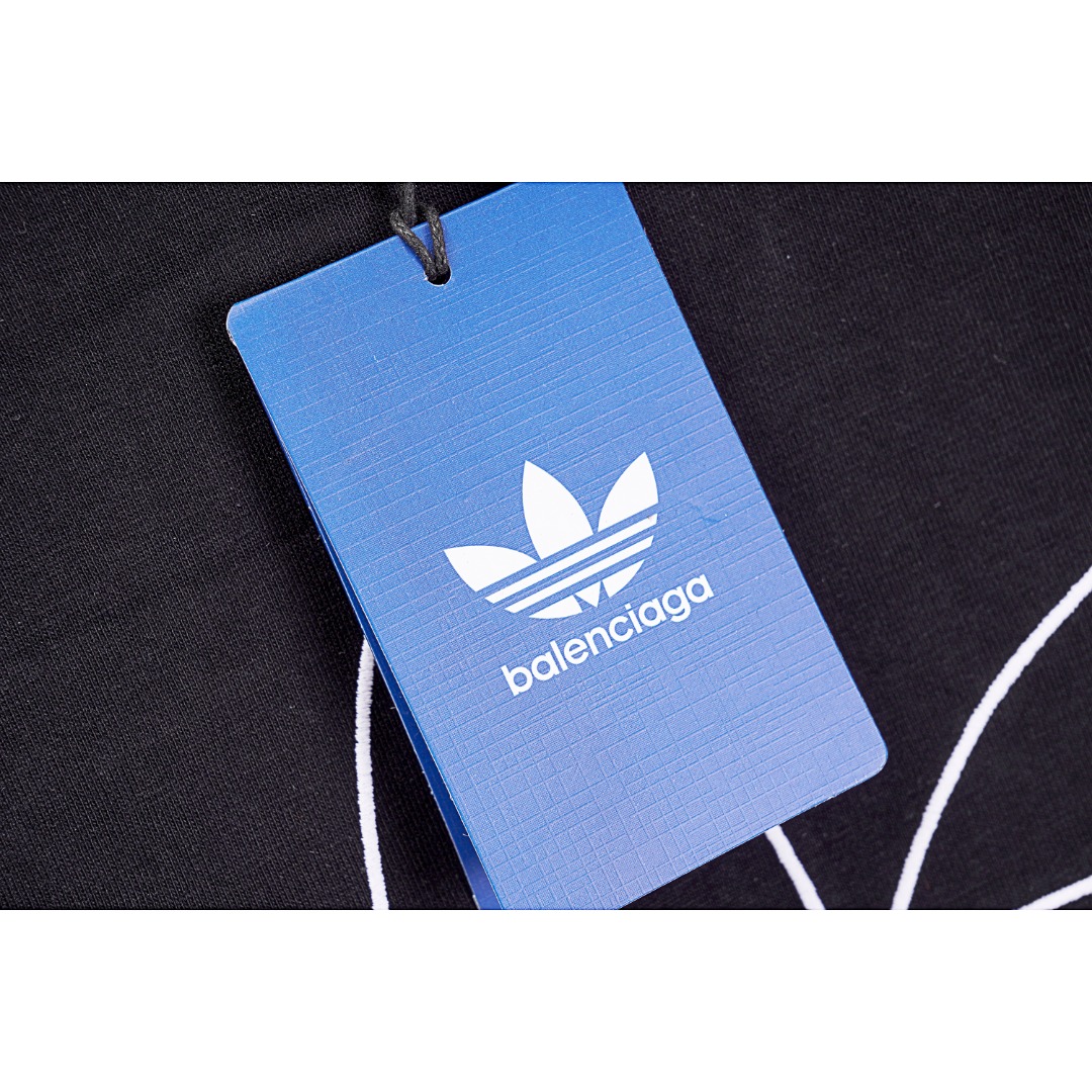 💰150
Balenciaga x Adidas联名 23ss 三叶草刺绣短袖
Size:XS S M
采用16支精梳赛络纺平纹布对板环保硫化染色,成衣克重330克,无尘烧毛加食毛工艺,确保布面清晰上身无尘,环保硫化染色,无尘烧毛加食毛工艺,确保布面清晰上身无尘,配套螺纹16S搭配十字架拉架螺纹,这款难度在于刺绣,采用水溶棉中空立体绣,进口百灵达绣花机棉线绣花,大面积的绣花部位需要消耗大尺寸的水溶棉,后期水洗溶解水溶棉的时间跟水洗次数的后道工序繁多,如有处理不干净的未溶解的棉胶附着在衣服上的话,整件衣服都会直接报废,单单从工序来说就是款耗时耗力的款式,版型效果全部还原,后领双层走线针车牢固紧实,肩部双链条走线,下摆收线紧实,面料垂感十足,对版一致,定做编号水洗,只为客户呈现每一个细节
款式编号:L-5605600016