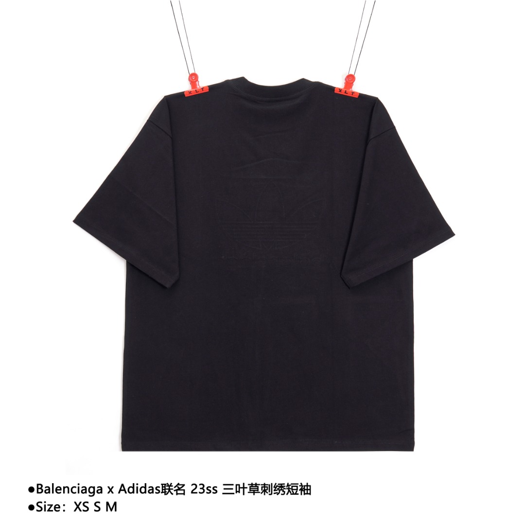 💰150
Balenciaga x Adidas联名 23ss 三叶草刺绣短袖
Size:XS S M
采用16支精梳赛络纺平纹布对板环保硫化染色,成衣克重330克,无尘烧毛加食毛工艺,确保布面清晰上身无尘,环保硫化染色,无尘烧毛加食毛工艺,确保布面清晰上身无尘,配套螺纹16S搭配十字架拉架螺纹,这款难度在于刺绣,采用水溶棉中空立体绣,进口百灵达绣花机棉线绣花,大面积的绣花部位需要消耗大尺寸的水溶棉,后期水洗溶解水溶棉的时间跟水洗次数的后道工序繁多,如有处理不干净的未溶解的棉胶附着在衣服上的话,整件衣服都会直接报废,单单从工序来说就是款耗时耗力的款式,版型效果全部还原,后领双层走线针车牢固紧实,肩部双链条走线,下摆收线紧实,面料垂感十足,对版一致,定做编号水洗,只为客户呈现每一个细节
款式编号:L-5605600016