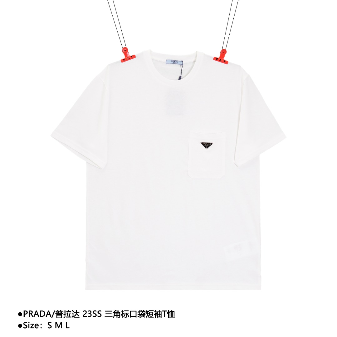 PRADA/普拉达 23SS 三角标口袋短袖T恤 面料采用16支260克精梳赛络纺纱无尘烧毛加食毛工艺,无毛刺,搭配1*1拉架罗纹,成衣加柔洗水,手感柔顺,不变形不缩水,下摆开叉设计,胸口定制三角铁标,细节质感非常好. 款式编号:A-56506506514
