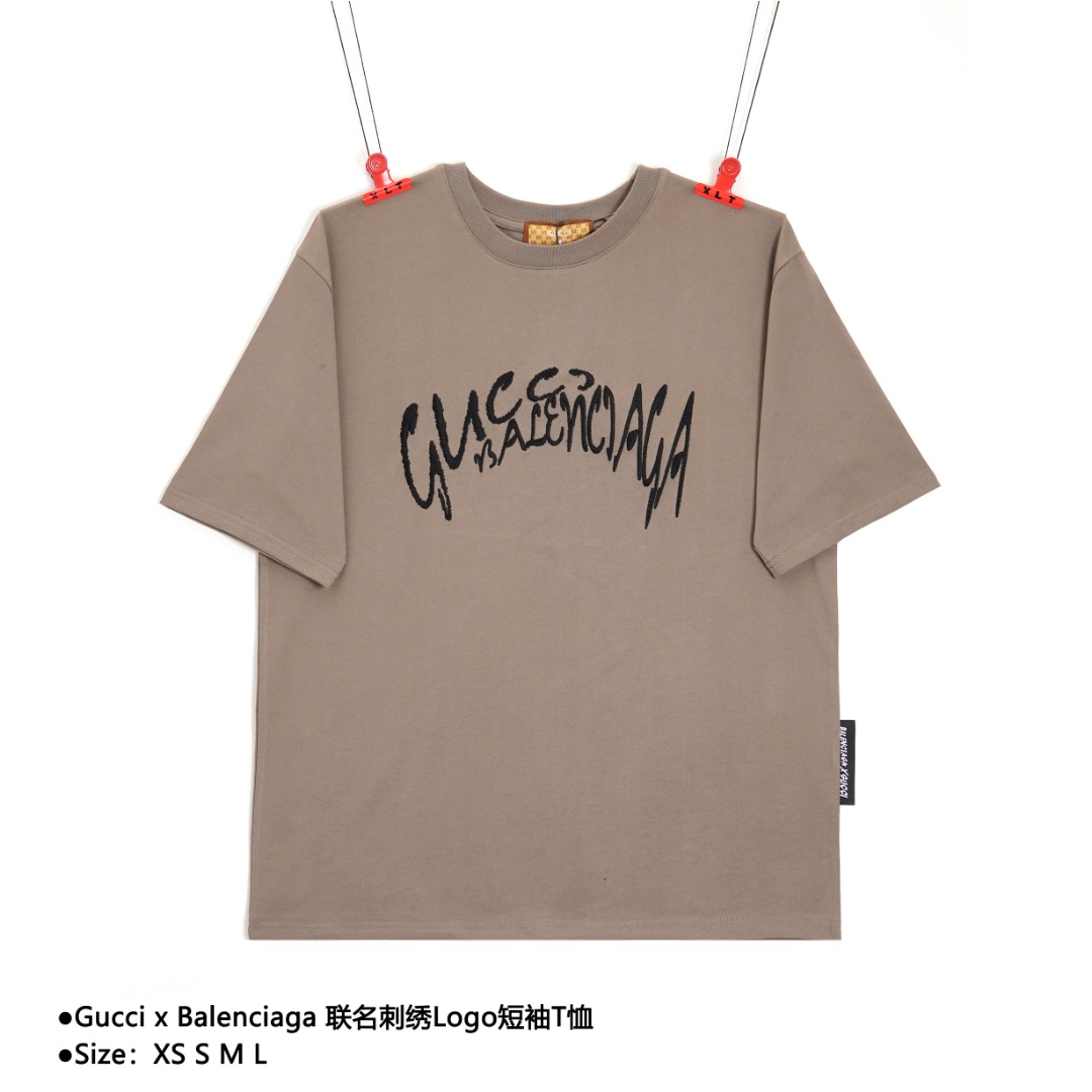 Gucci x Balenciaga 联名刺绣Logo短袖T恤 原版操作定织定染240克双纱面料采用240g双纱面料专用克重,双纱罗纹 独立定制辅料配件前幅采用进囗胶印花工艺,尚宽松圆领短袖🏻时尚单品设计,更加时尚舒适,高标准定制,上身非常有型,奢华品牌经典字母logo 图案,男女同款 款式编号:PP-56056056016