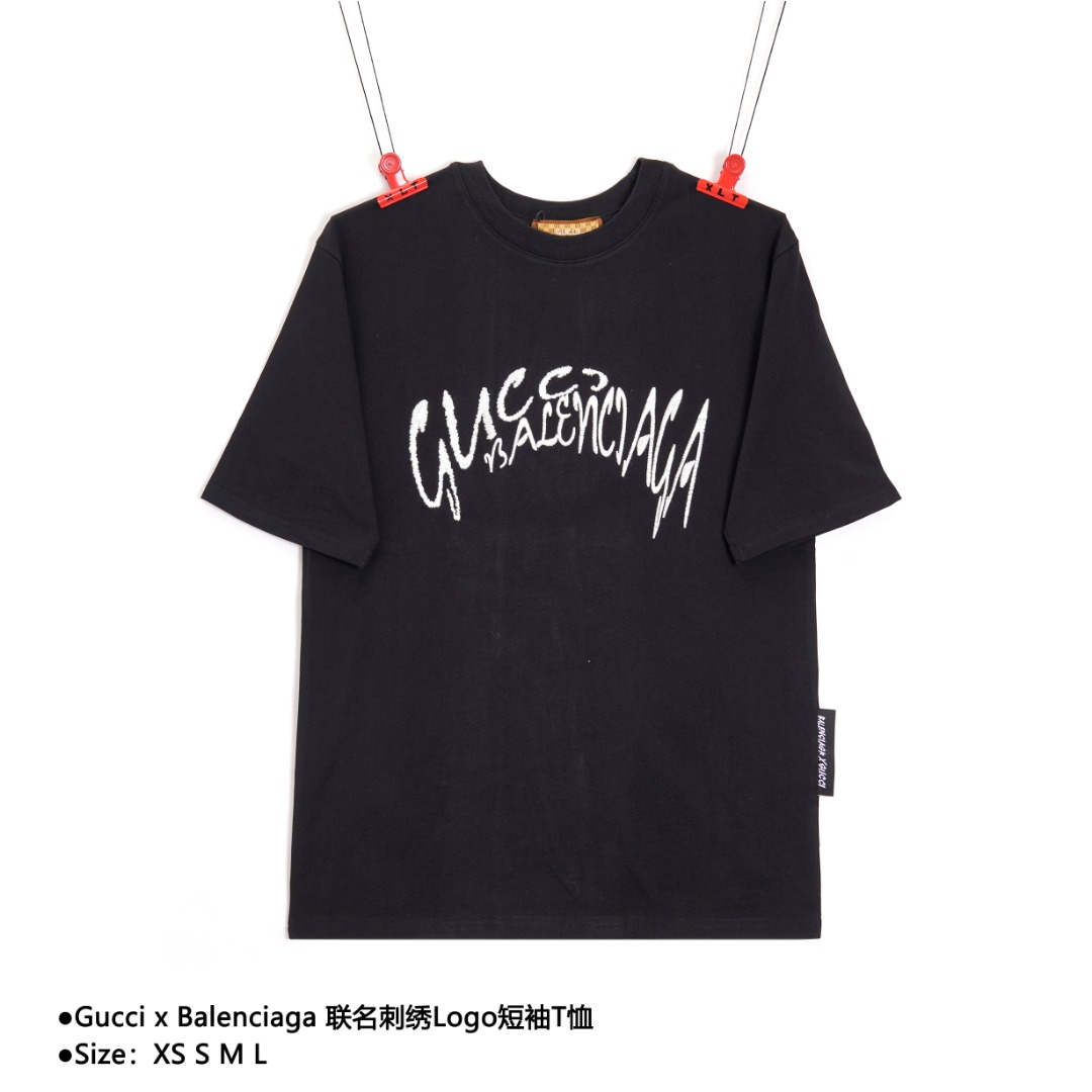 Gucci x Balenciaga 联名刺绣Logo短袖T恤 原版操作定织定染240克双纱面料采用240g双纱面料专用克重,双纱罗纹 独立定制辅料配件前幅采用进囗胶印花工艺,尚宽松圆领短袖🏻时尚单品设计,更加时尚舒适,高标准定制,上身非常有型,奢华品牌经典字母logo 图案,男女同款 款式编号:PP-56056056016