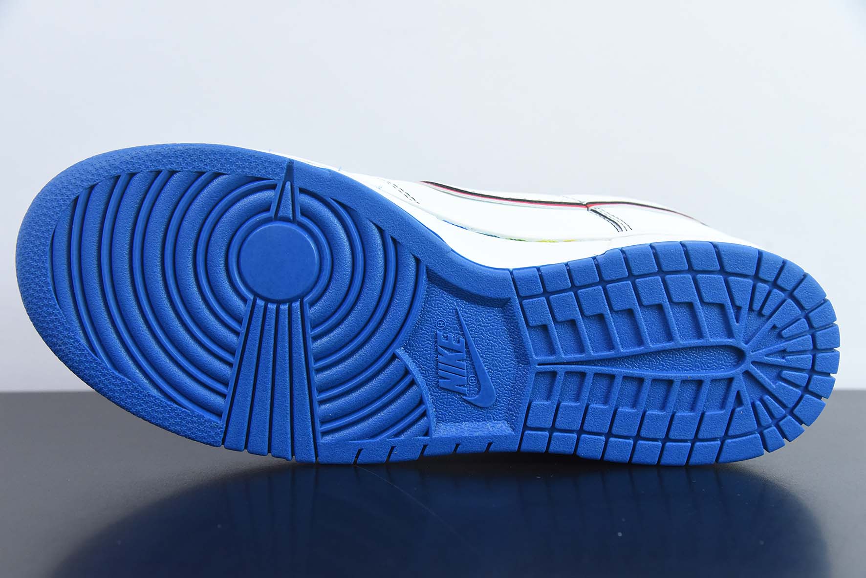 NK Dunk Low 低帮休闲板鞋大友克洋 大白兔印花低帮运动鞋  货号：NN5869-601
