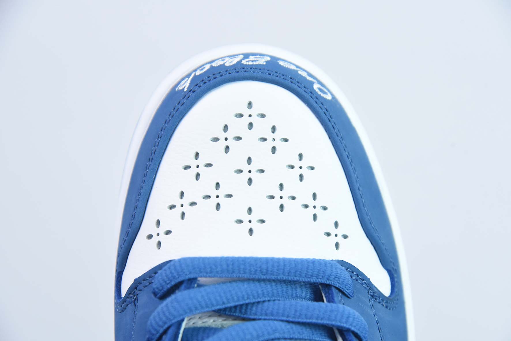 Nike SB Dunk “Release Date” 三方联名 蓝白色低帮运动鞋 货号：FN7819-400