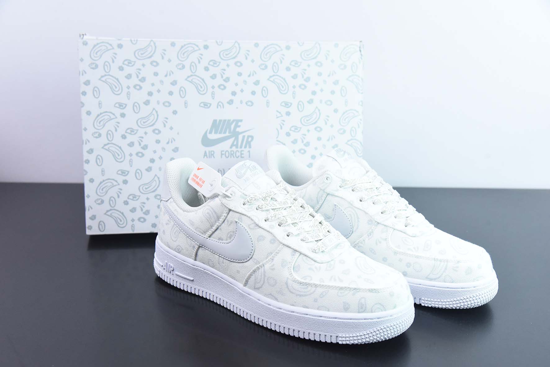 NK Air Force 1'07 白腰果花布面 空军一号低帮休闲板鞋 货号：DG2296-088