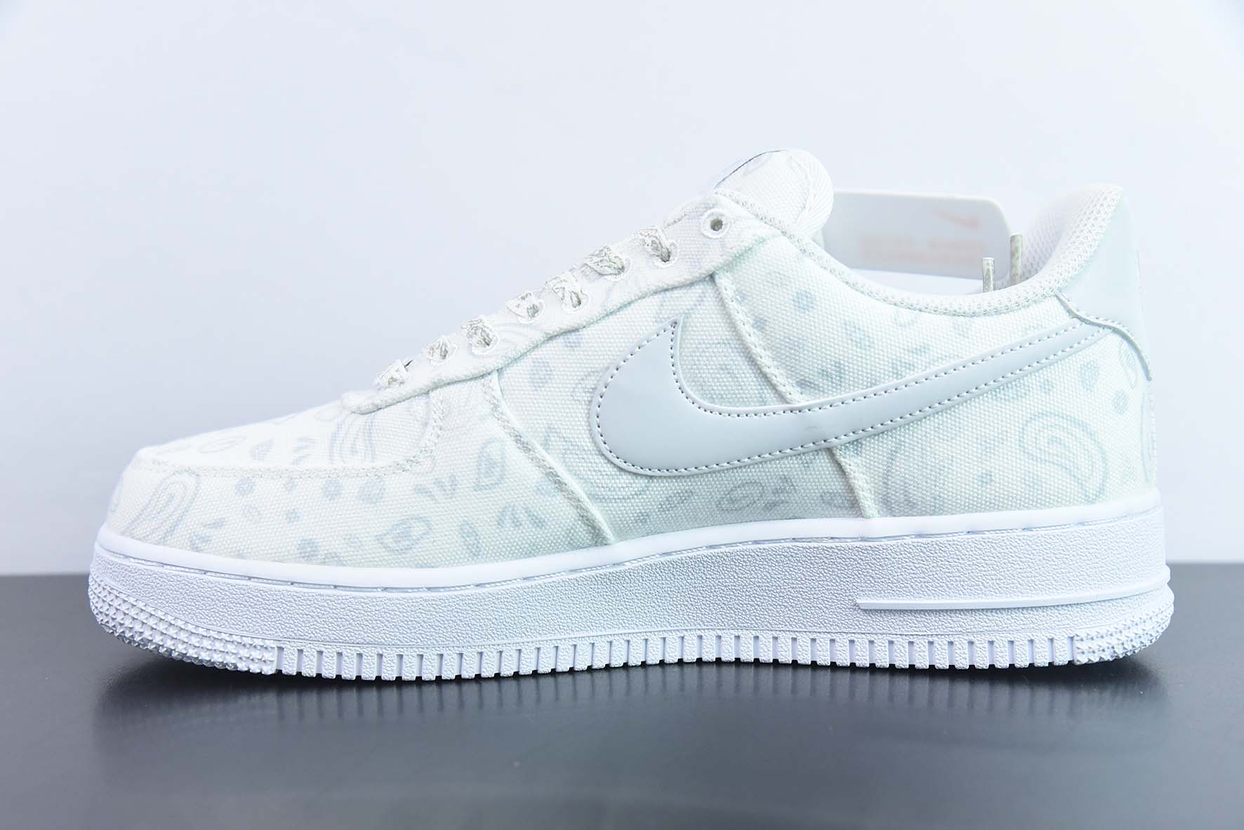 NK Air Force 1'07 白腰果花布面 空军一号低帮休闲板鞋 货号：DG2296-088