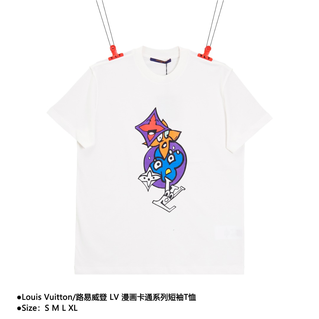 💰140
Louis Vuitton/路易威登 LV 漫画卡通系列短袖T恤
Size：S M L XL

同步官网发售！今年新一季的纸卡通系列超级NICE，V粉们纷纷热抢的爆款单品，可爱的印花图案，充满着童趣味，当下最值得入手的短Tee推荐！

精工标识印花，280g32支双全精梳棉纺织面料，简约经典！面料触感细腻柔软，着穿非常的亲肤透气，上身效果更加时髦有型！所有细节均相当完美，品质经得起推敲与检验！休闲宽松的版型裁剪，男女均可上身的百搭款式，搭配情侣装出街更为吸睛养眼！！！

款式编号：D-560560515