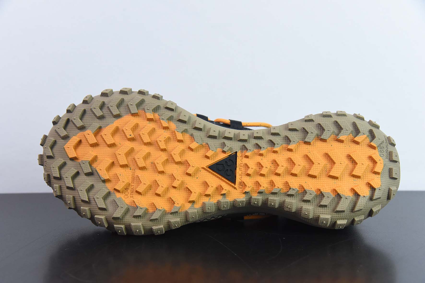 Nike ACG Mountain Fly Low GORE-TEX 户外登山运动鞋/沙漠 货号：CT2904-200
