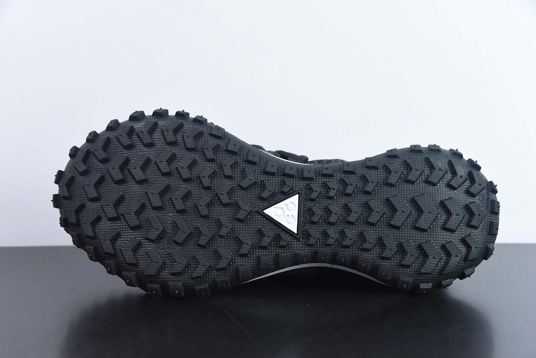 Nike ACG Mountain Fly Low GORE-TEX 户外登山运动鞋/黑白 货号：DD4565-001