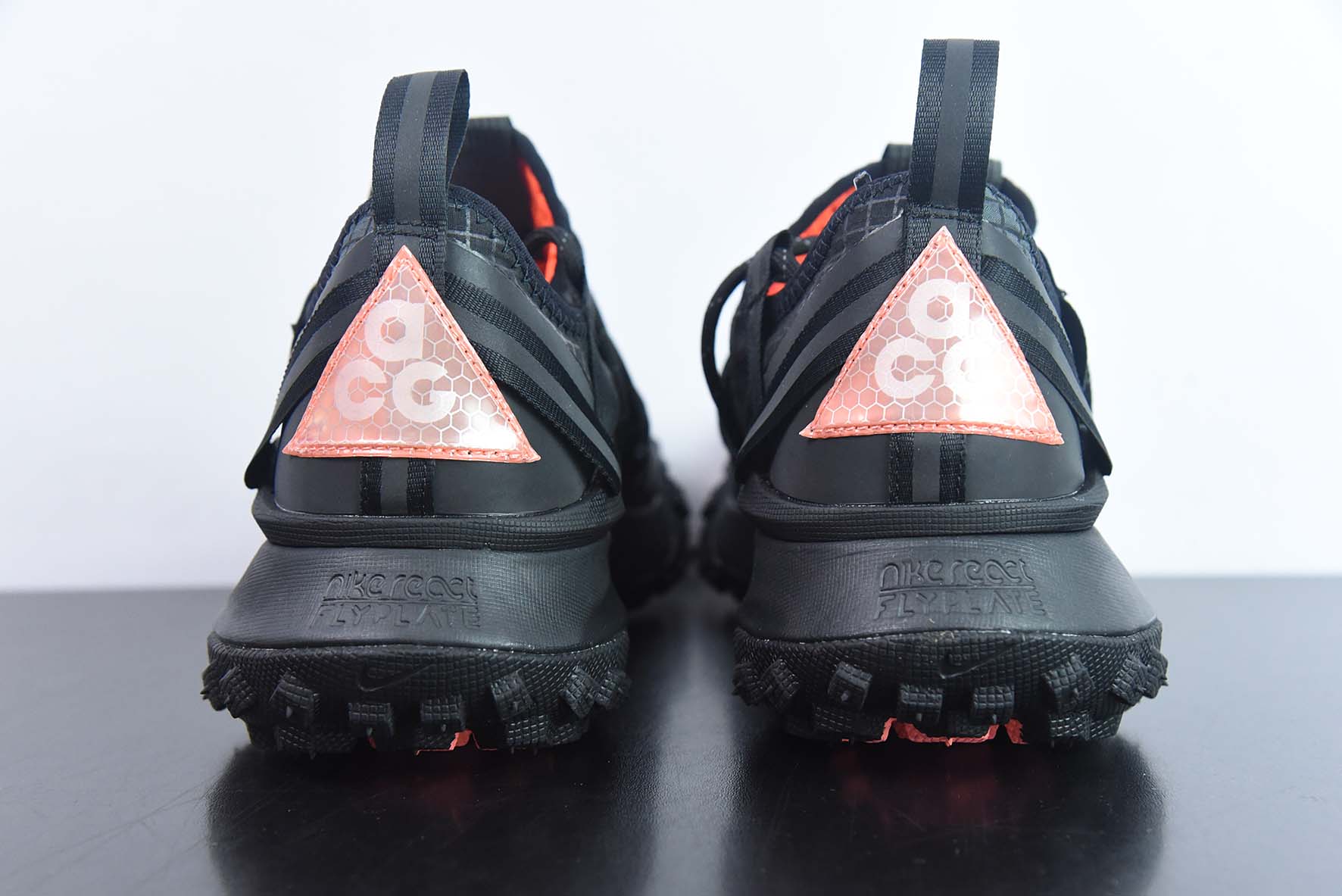 Nike ACG Mountain Fly Low GORE-TEX 户外登山运动鞋/黑色 货号：DC660 001