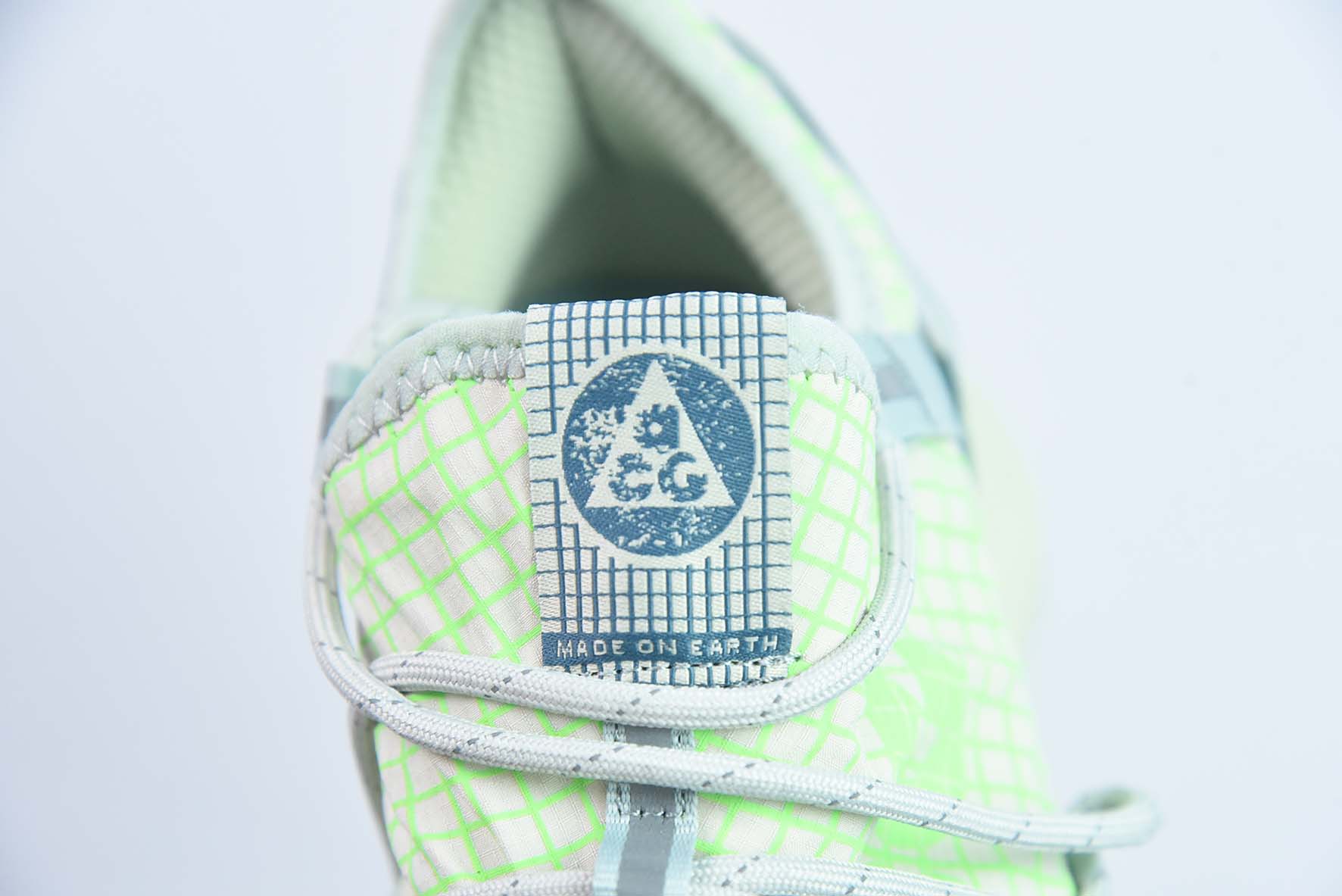 Nike ACG Mountain Fly Low GORE-TEX 户外登山运动鞋/荧光绿 货号:DJ4030 001